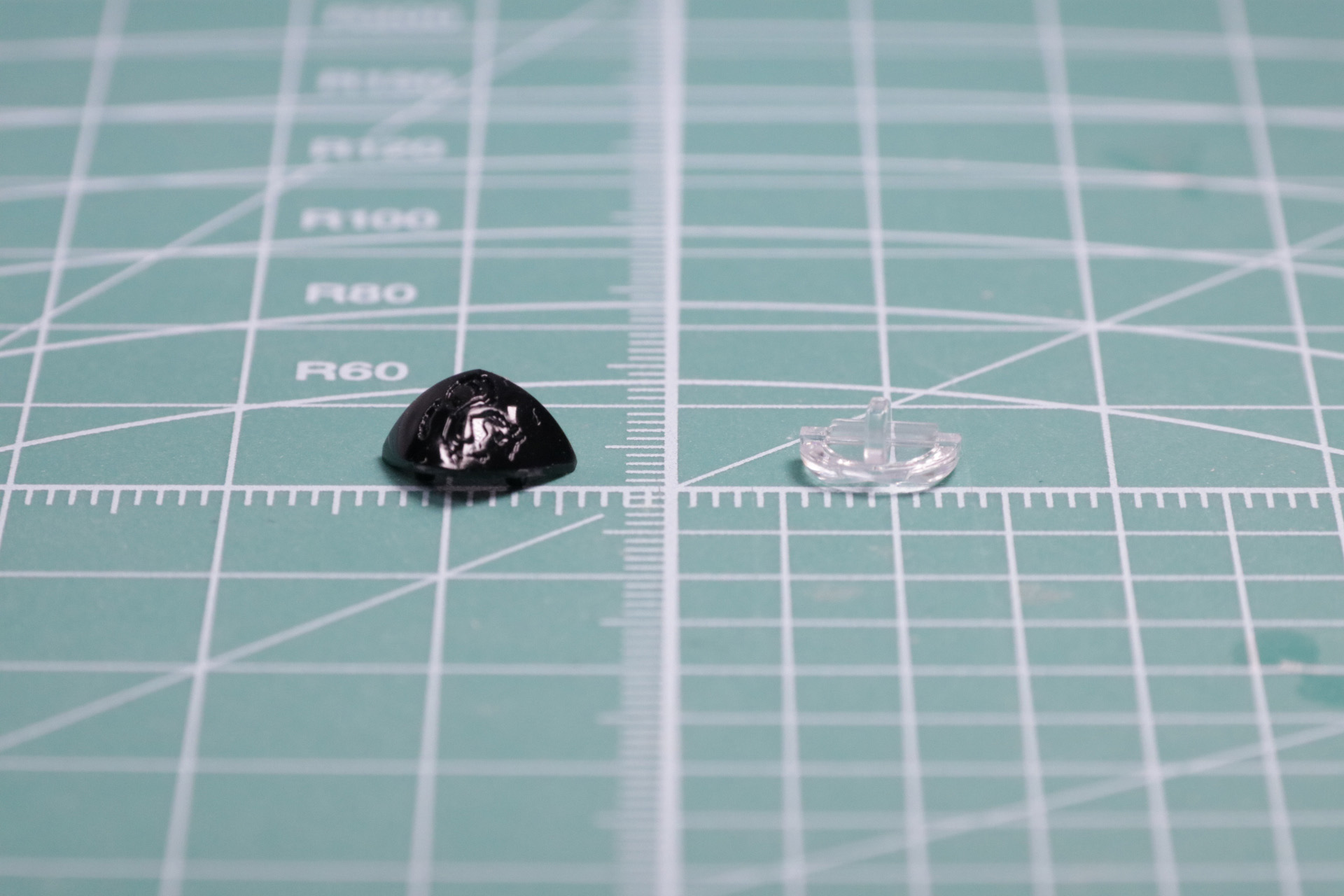 額パーツと目元パーツにシールを貼る