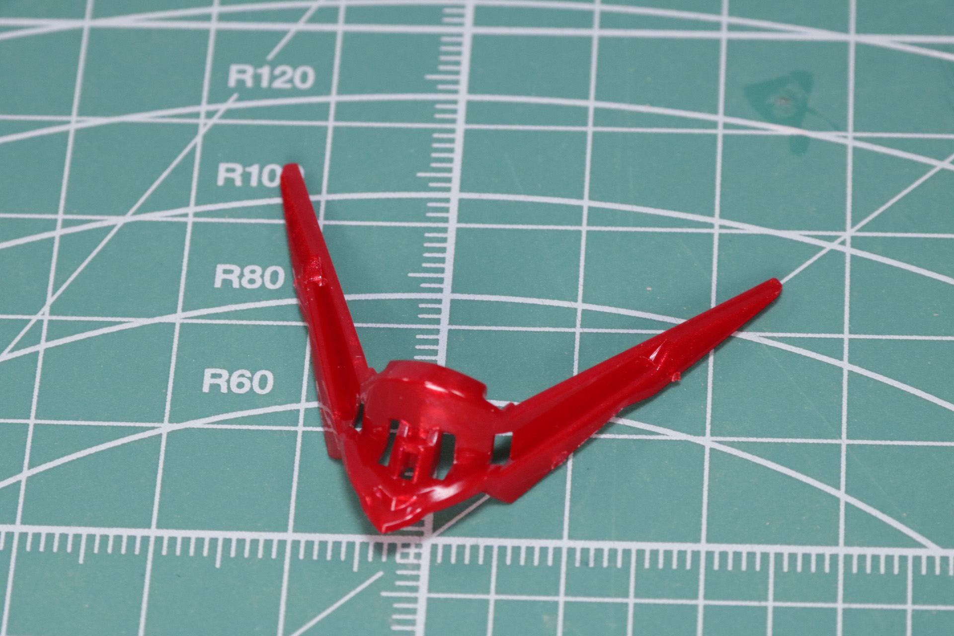 頭部飾りにはプラスチックシールを貼る