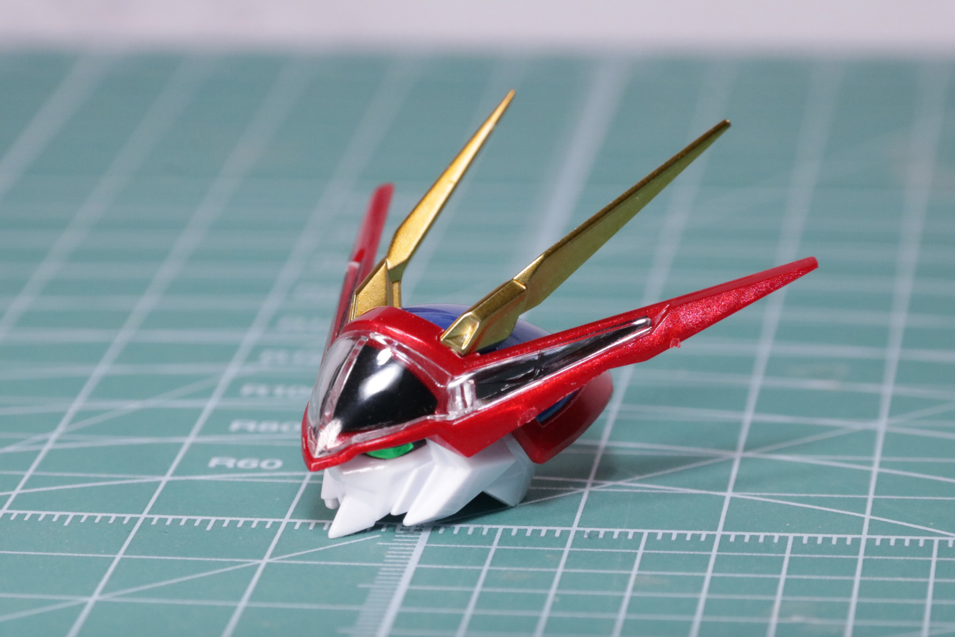 細かく色分けされたパーツを組み合わせて頭部が完成