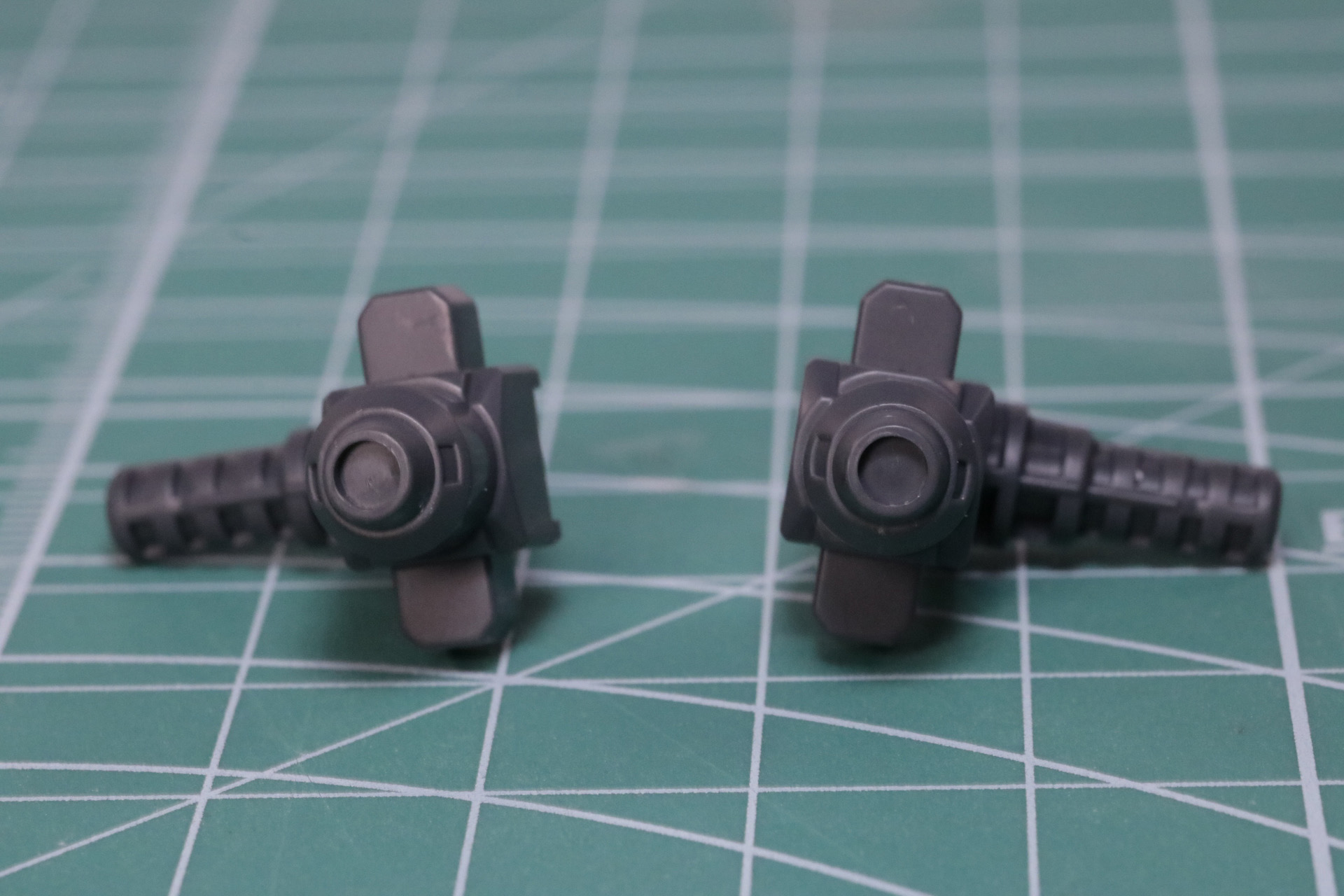 胸部左右のユニット、飛龍拳の射出口に使用するパーツの円形部分にシールを貼る。