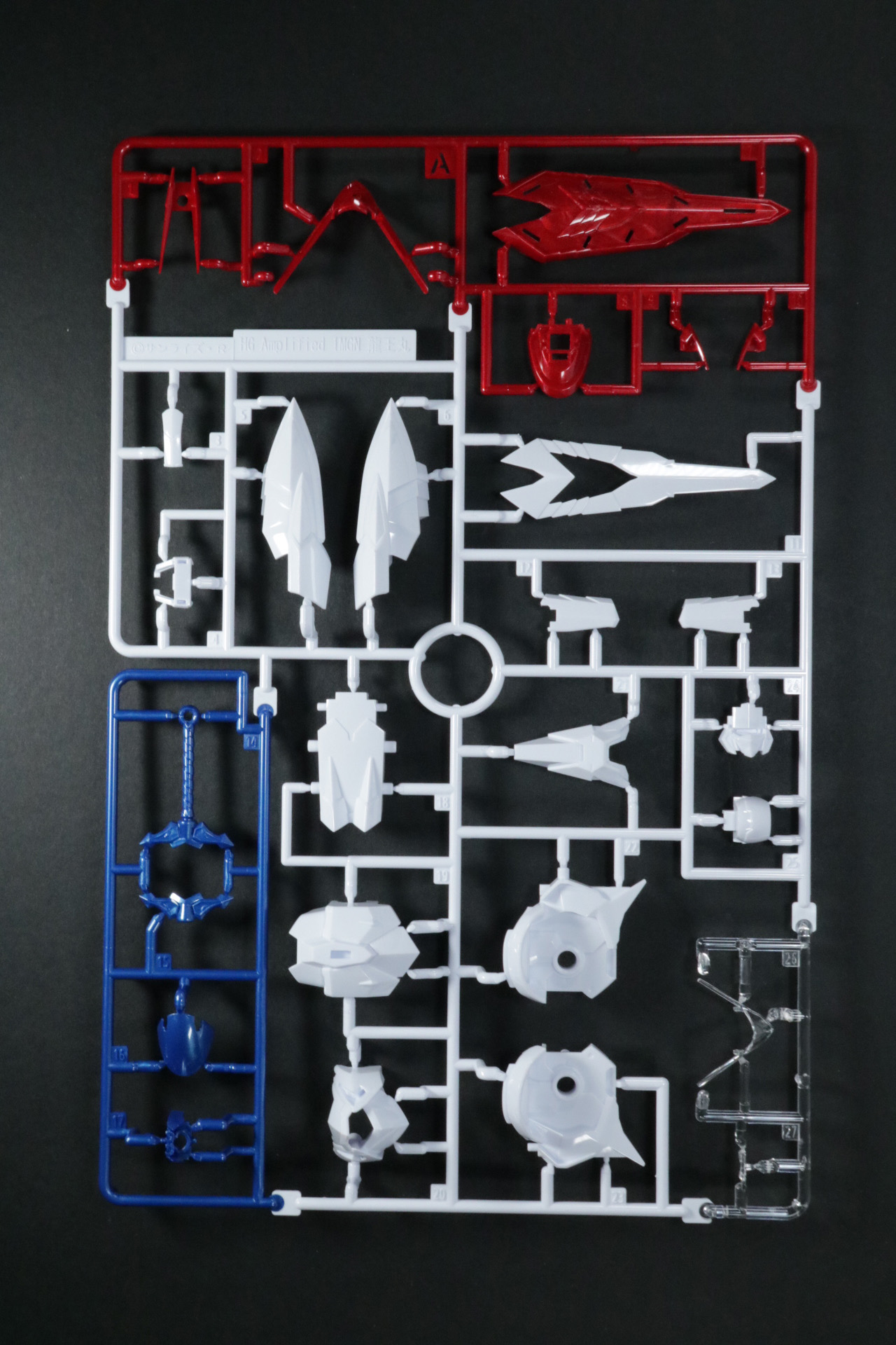 Aパーツ。多色成型色のパーツで光沢感あるパーツやクリアパーツなどが入っている