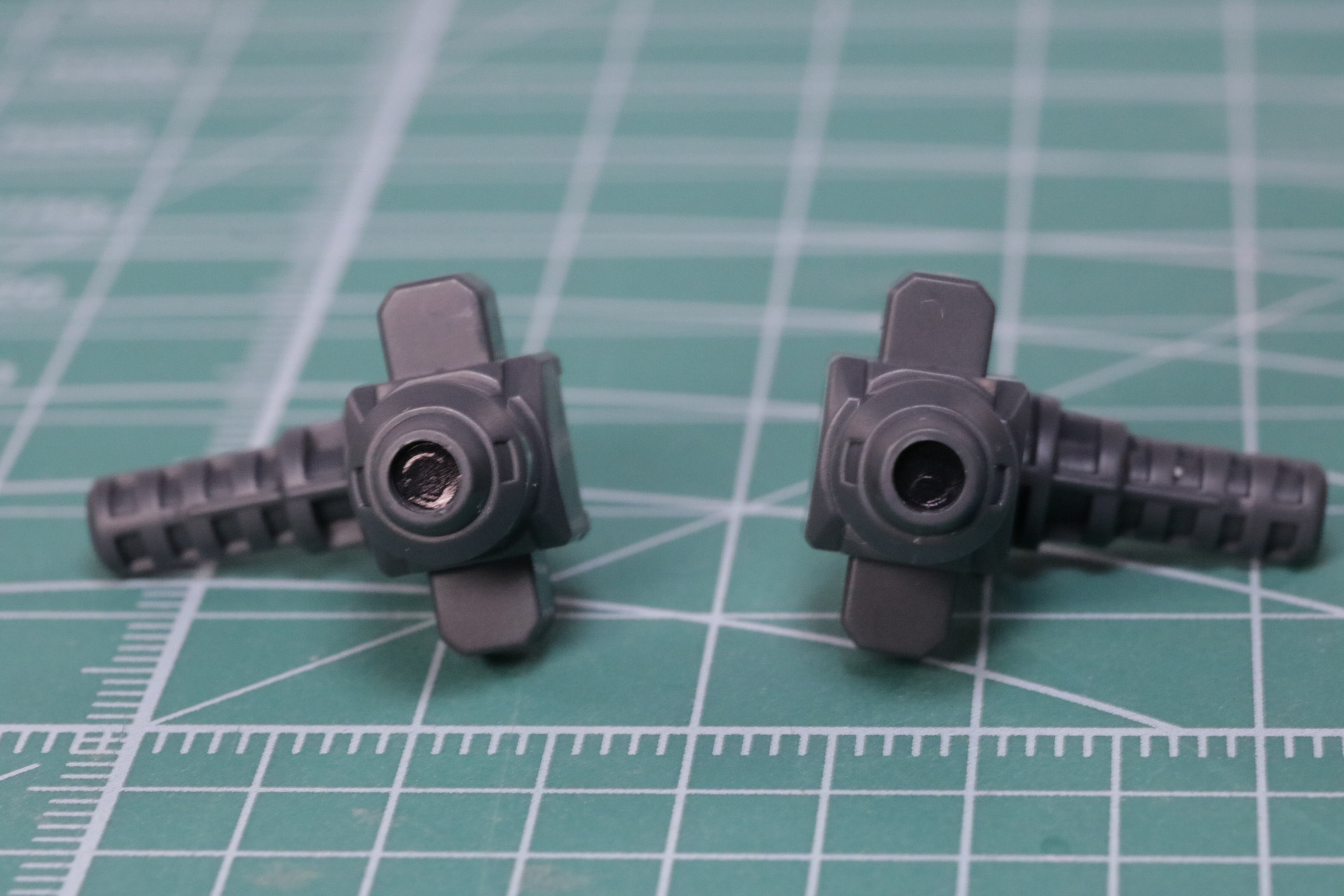 胸部左右のユニット、飛龍拳の射出口に使用するパーツの円形部分にシールを貼る。