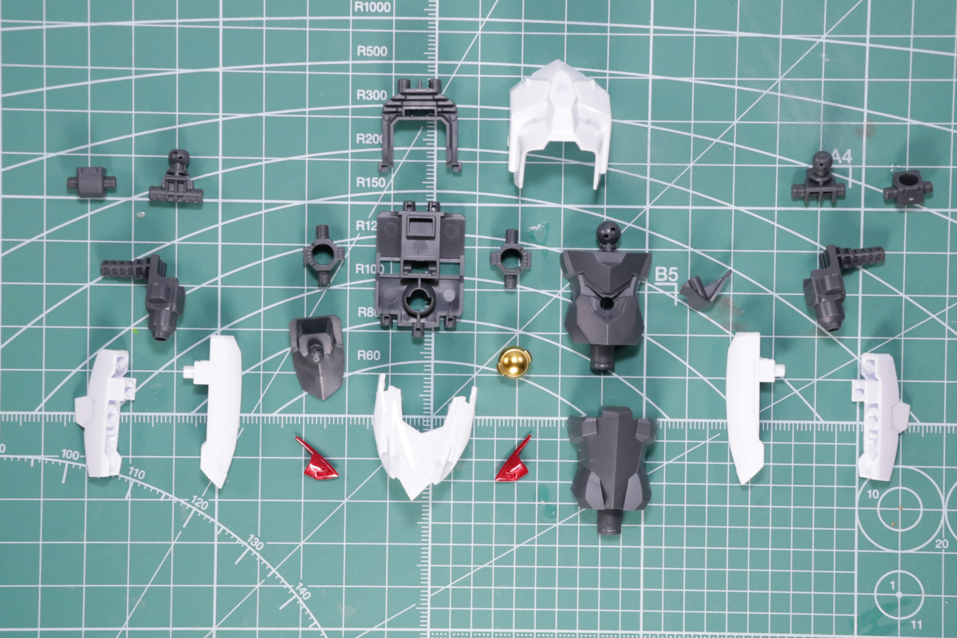 グレードのフレーム部分に白の外装パーツで構成された胴体パーツ