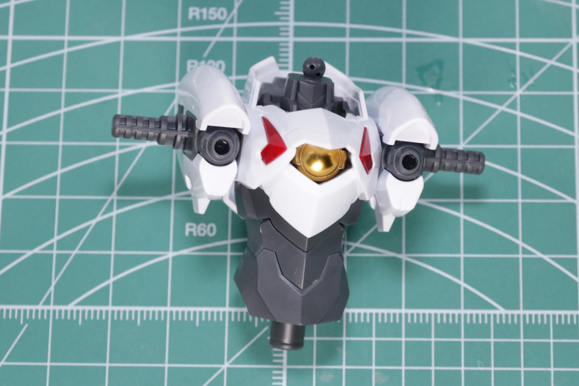 グレードのフレーム部分に白の外装パーツで構成された胴体パーツ