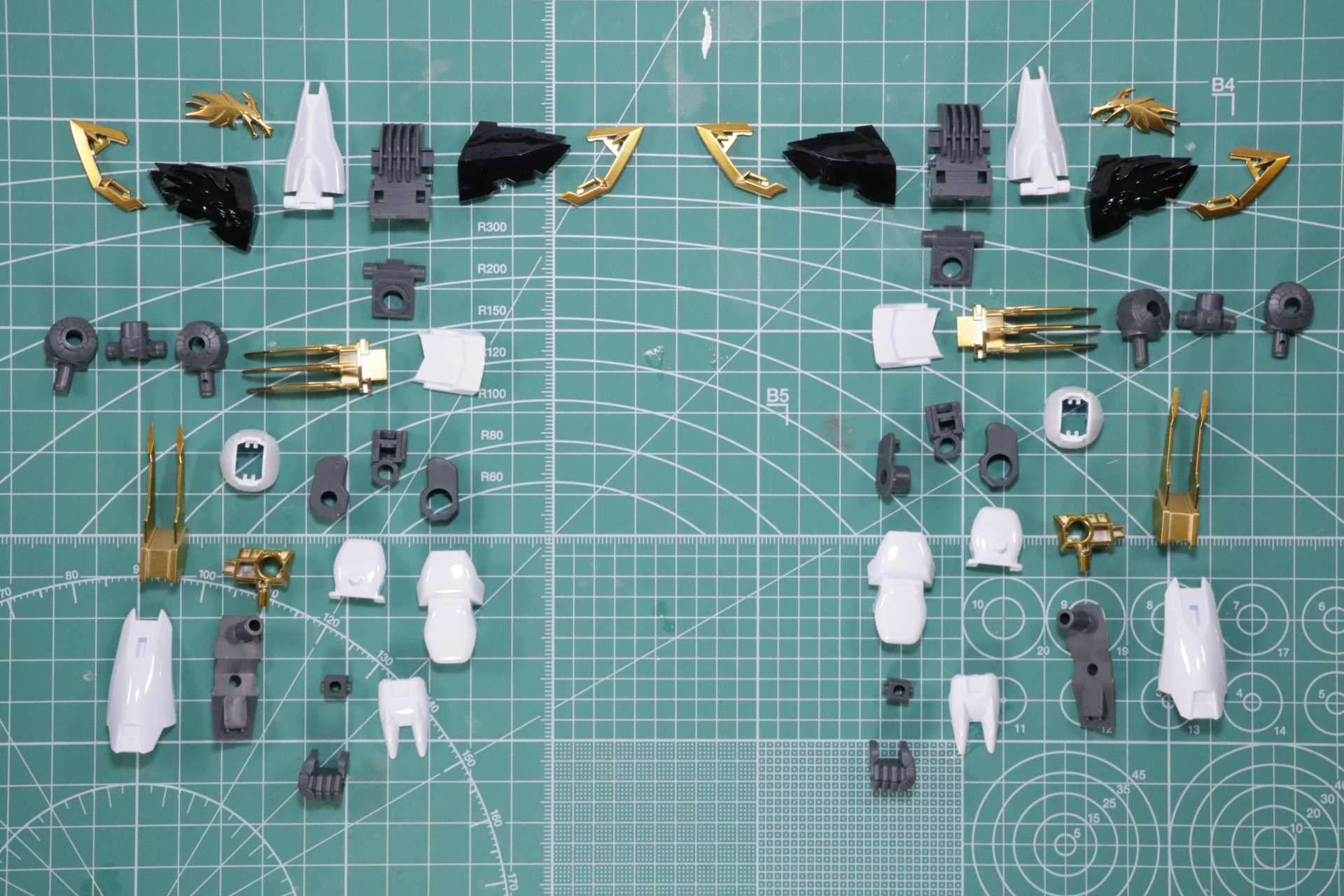 細かいパーツ構成で可動と造形を両立した腕部