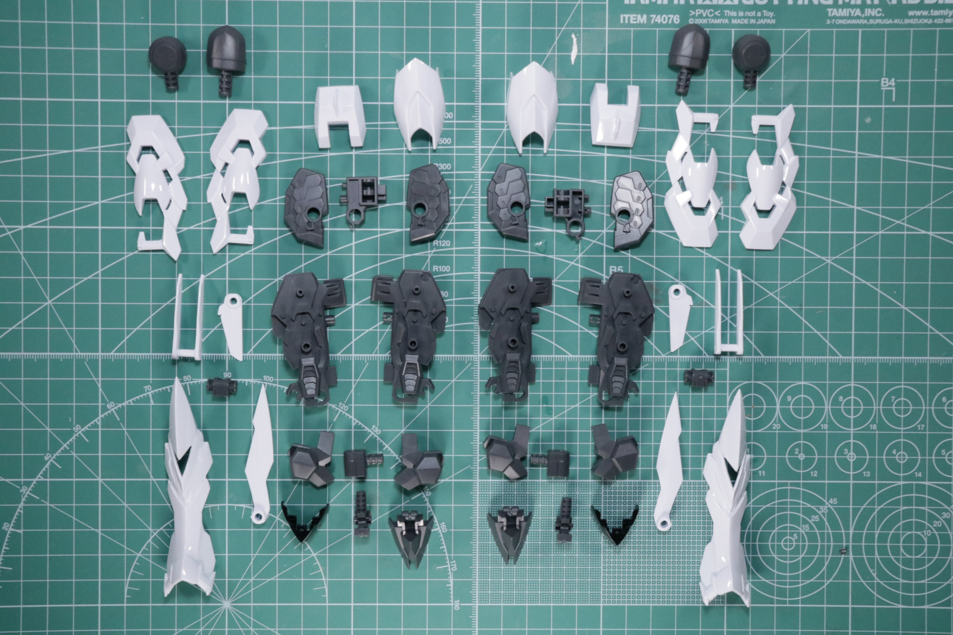 フレーム、外装を合わせることで流麗な脚部が完成