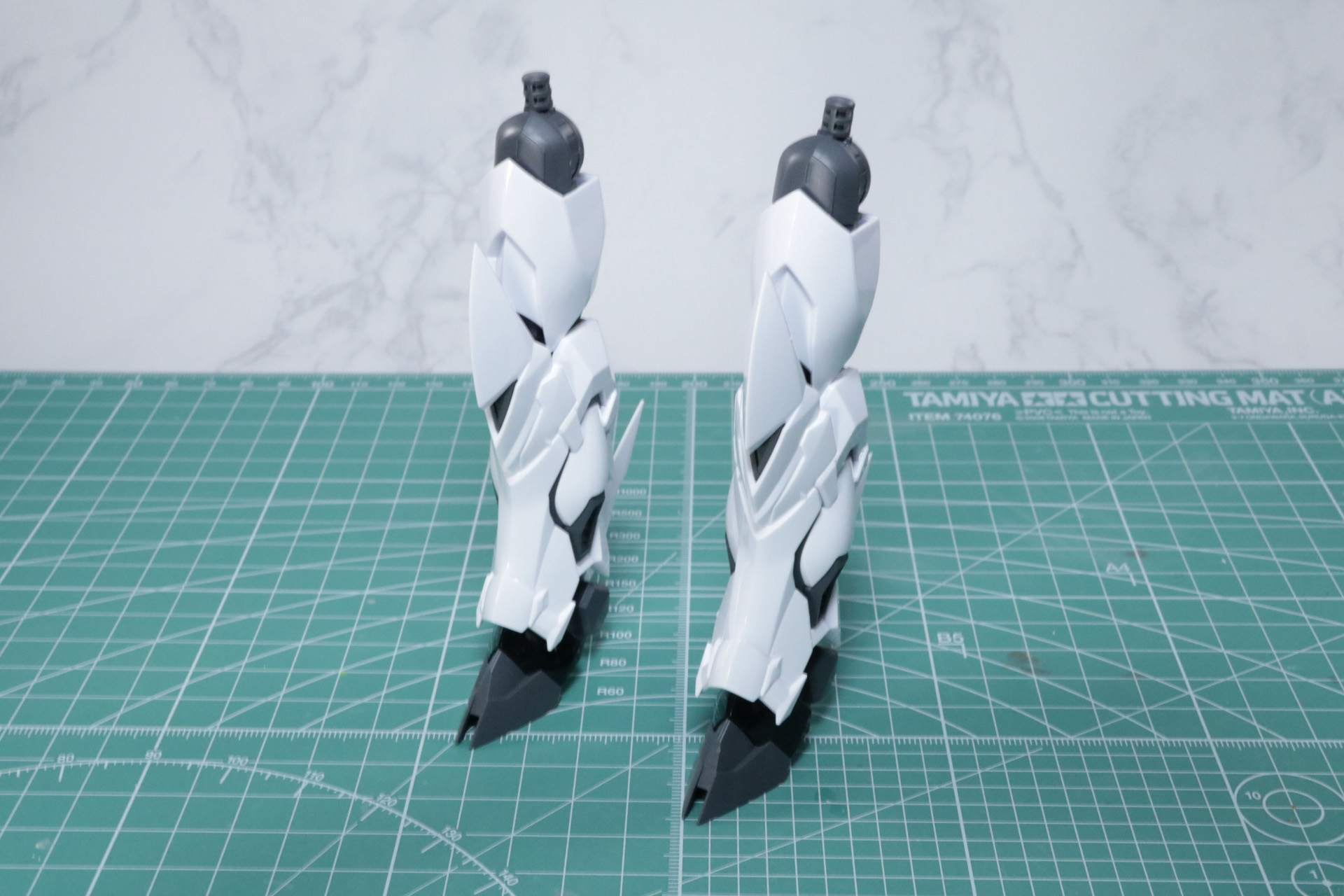 フレーム、外装を合わせることで流麗な脚部が完成