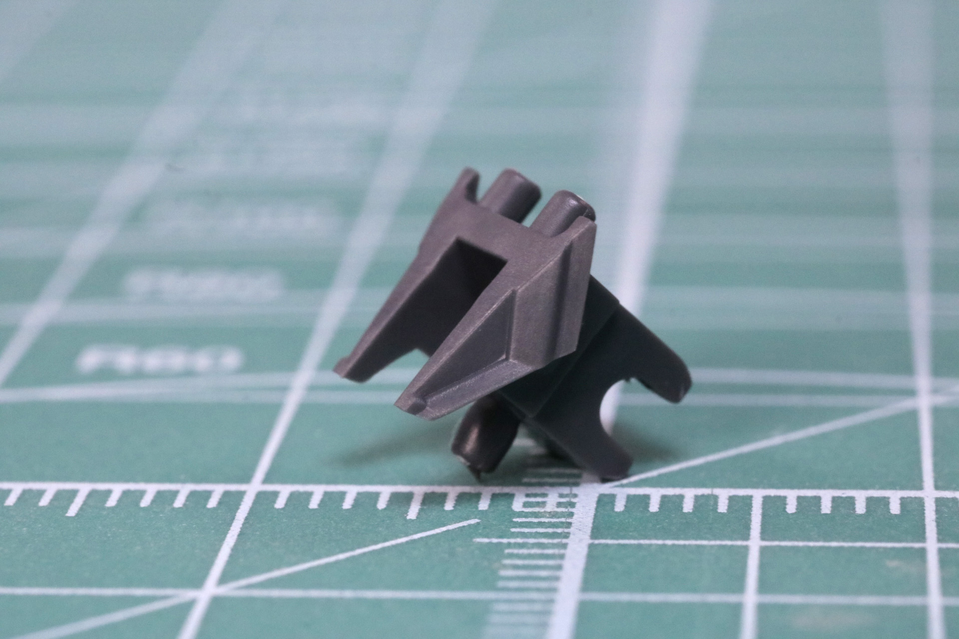 「鳳王形態」時の頭部パーツにシールを貼り、目を再現