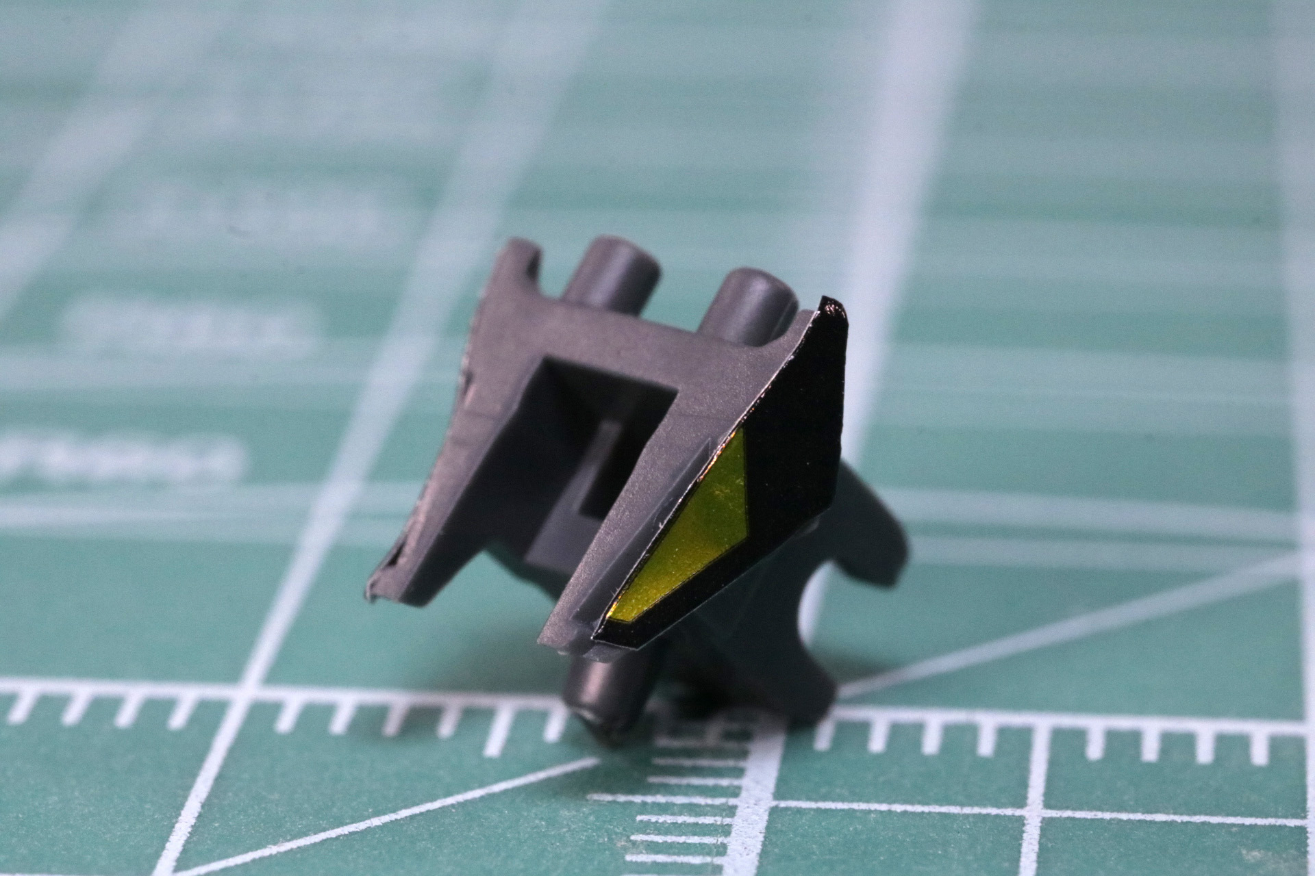 「鳳王形態」時の頭部パーツにシールを貼り、目を再現