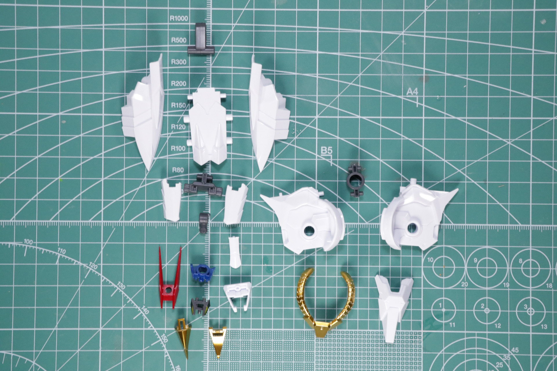 リア・アーマーに加え、ゴールドメッキパーツによる装飾も備わっている