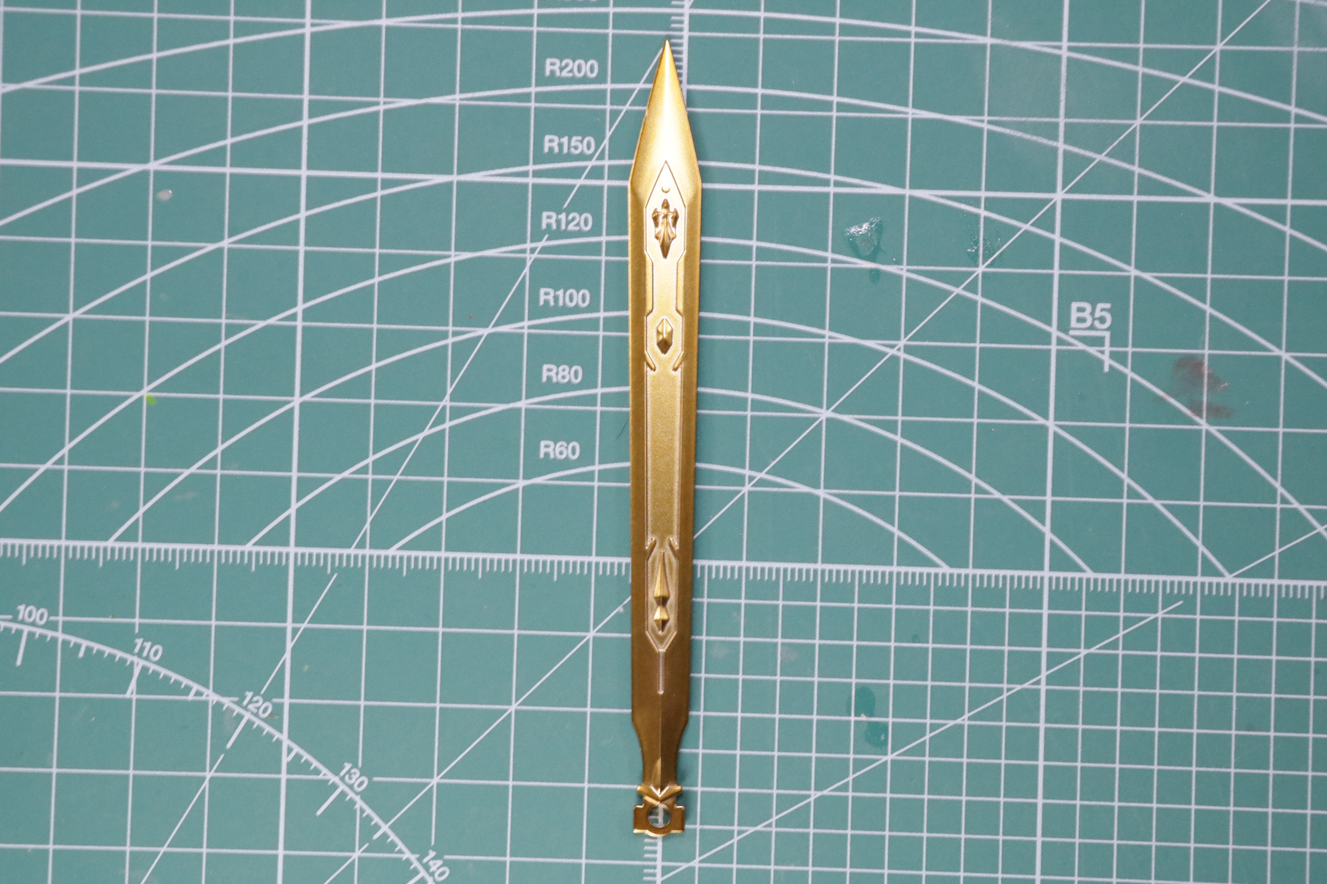 鳳龍剣の刀身にプラスチックシールを貼る