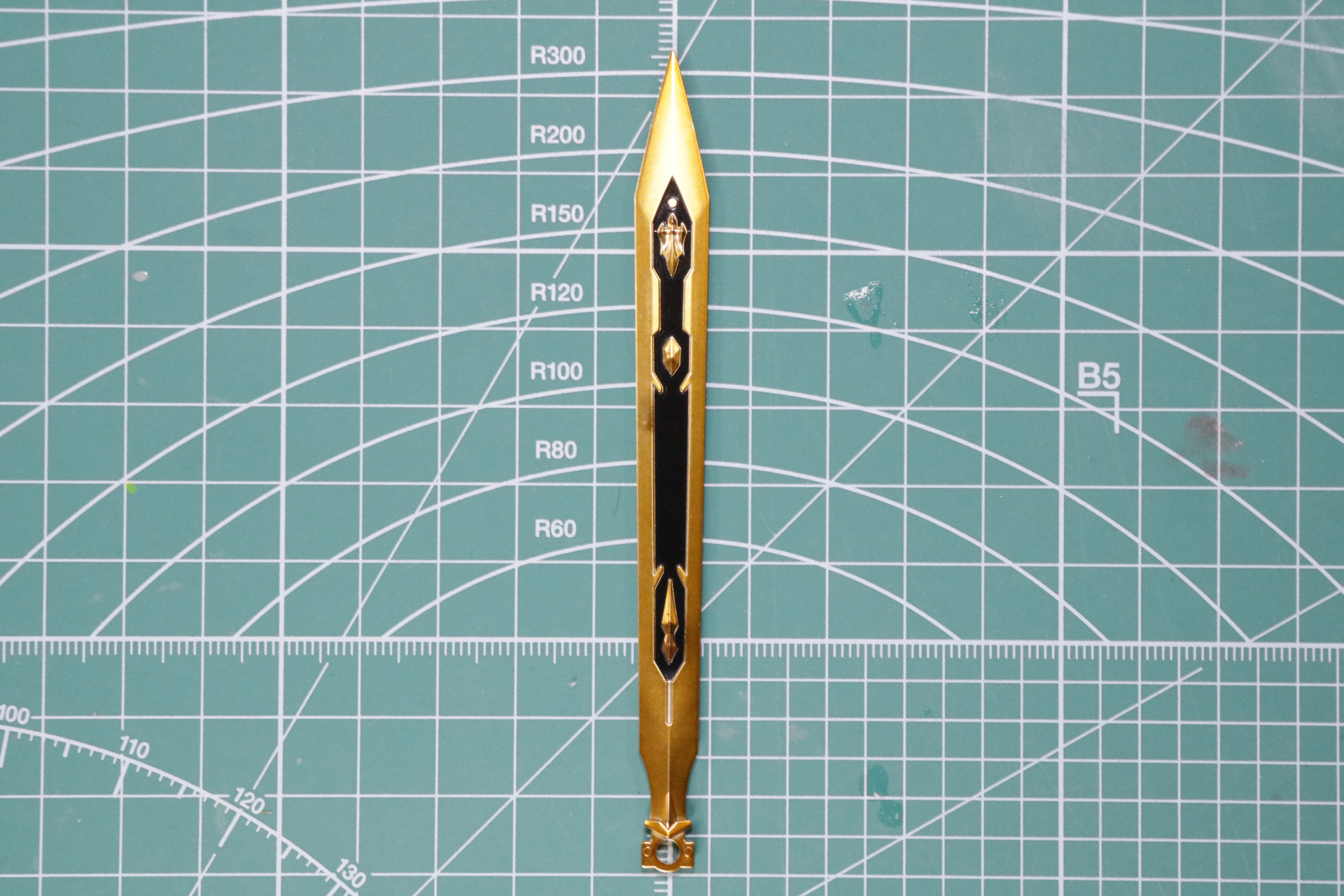 鳳龍剣の刀身にプラスチックシールを貼る