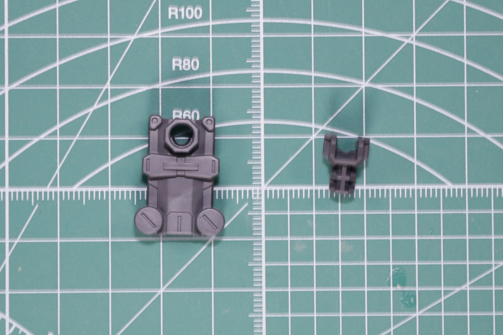 鞘盾用のオプションパーツ（左）と本体ディスプレイ用のジョイントパーツ（右）