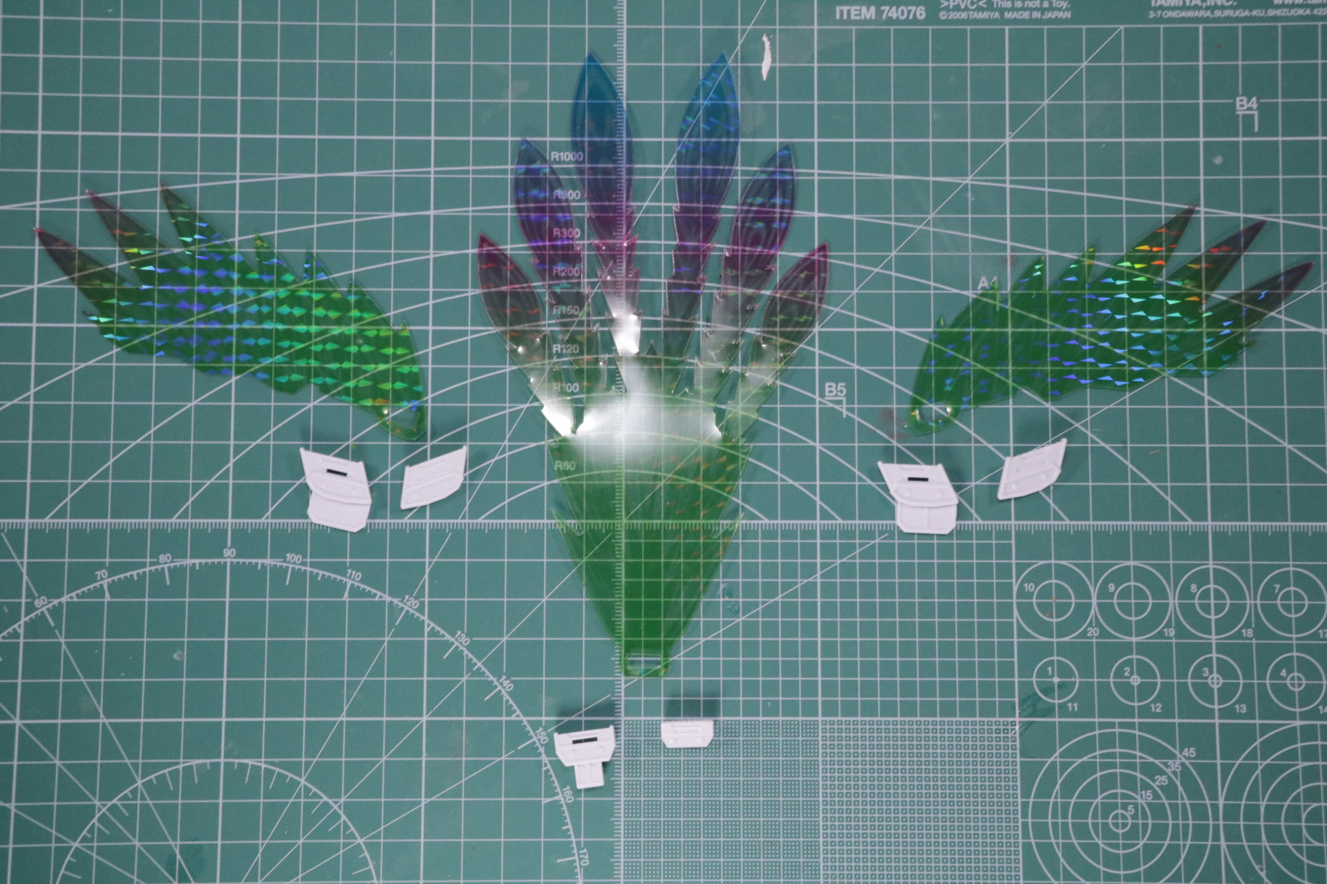 PETシートにある穴に合わせてプラパーツを挟み込む