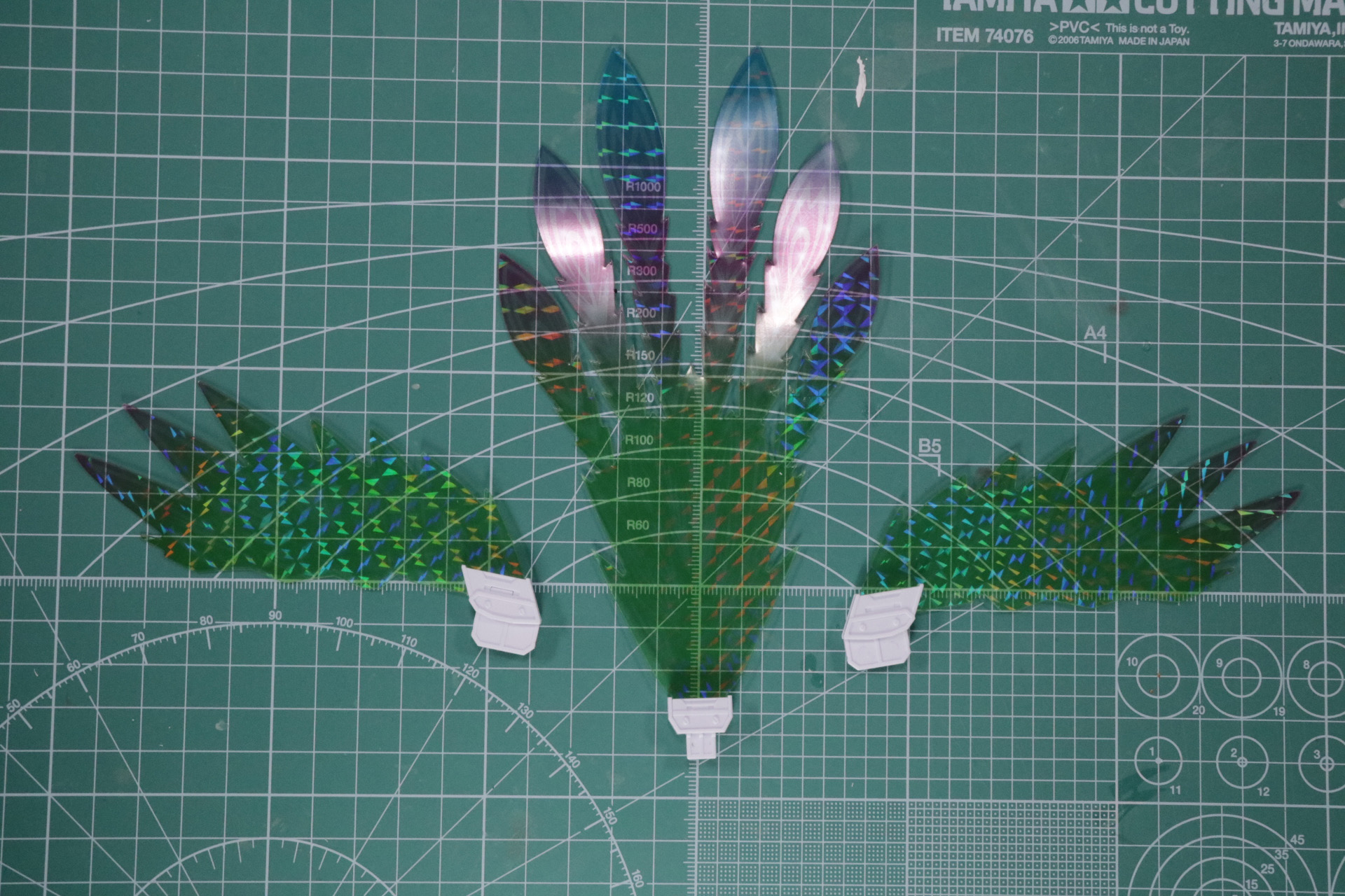 PETシートにある穴に合わせてプラパーツを挟み込む