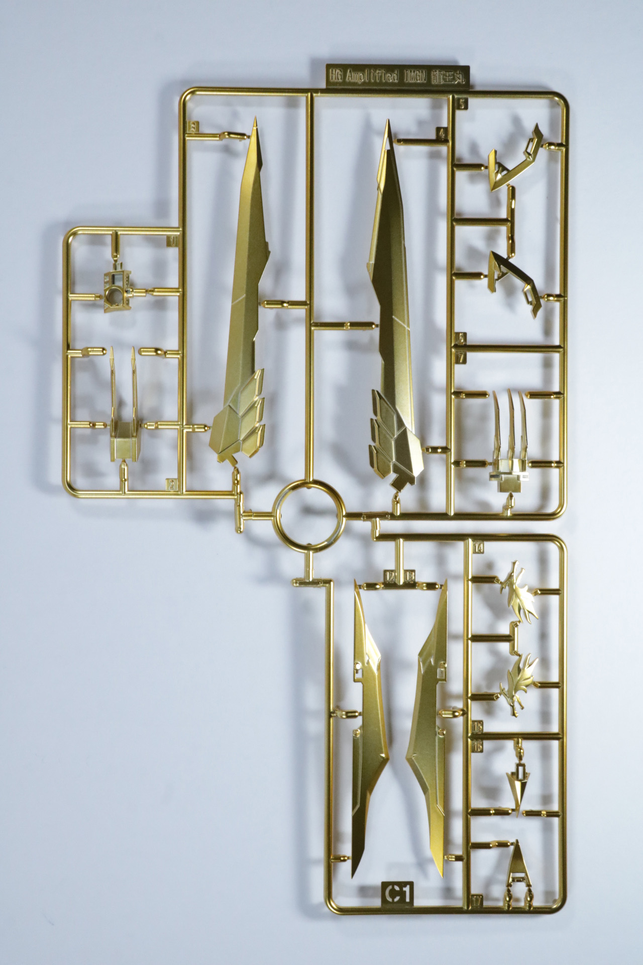 C1パーツ。きらびやかなゴールドメッキパーツ