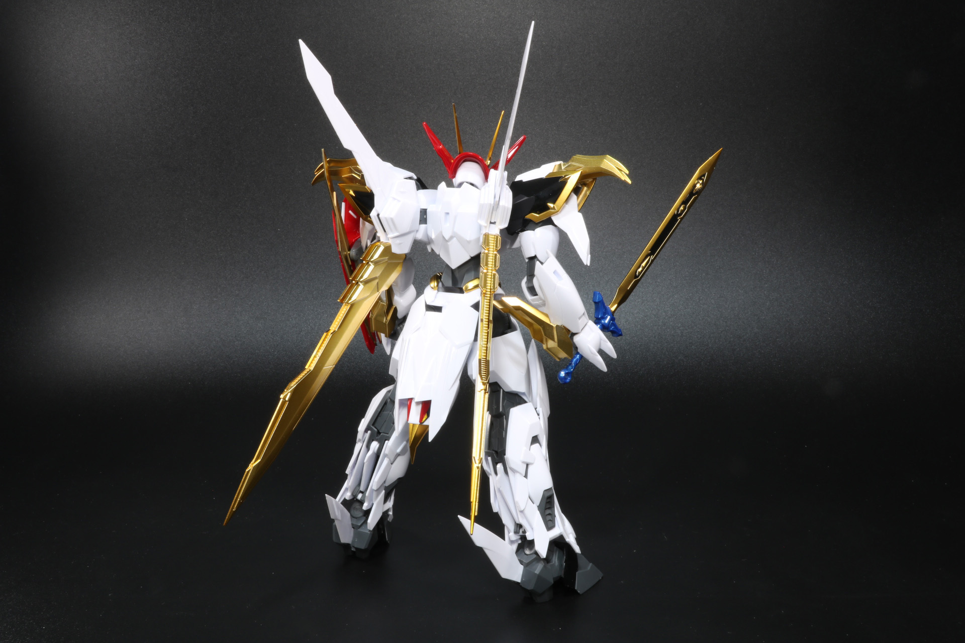 背面もウィングパーツで存在感抜群