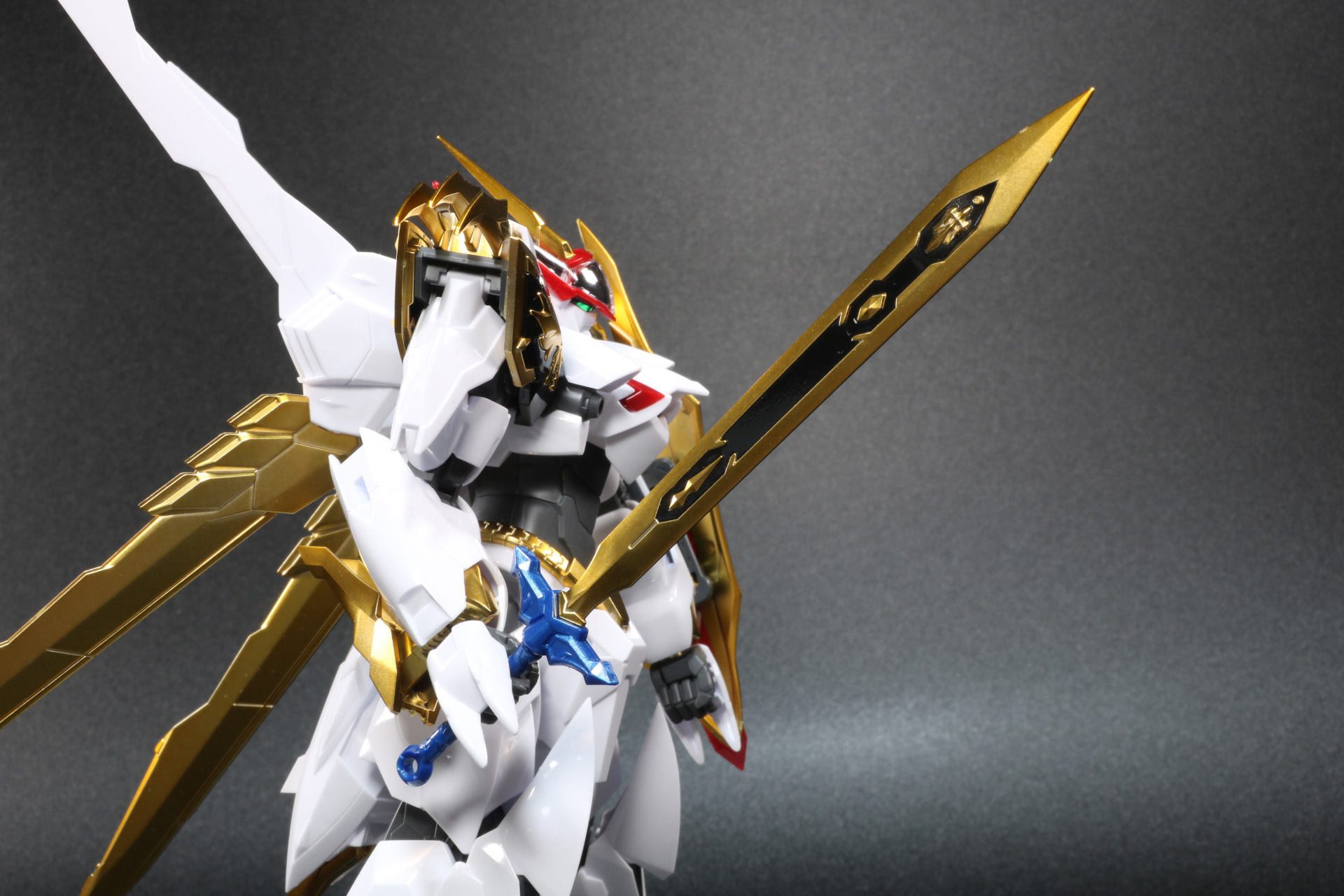 鳳龍剣はゴールドの刀身に黒のプラスチックシールで色分けがされている