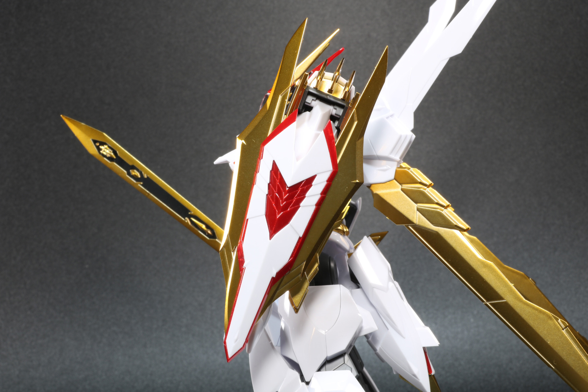 鞘盾は腕全体を隠せるサイズ感となっている