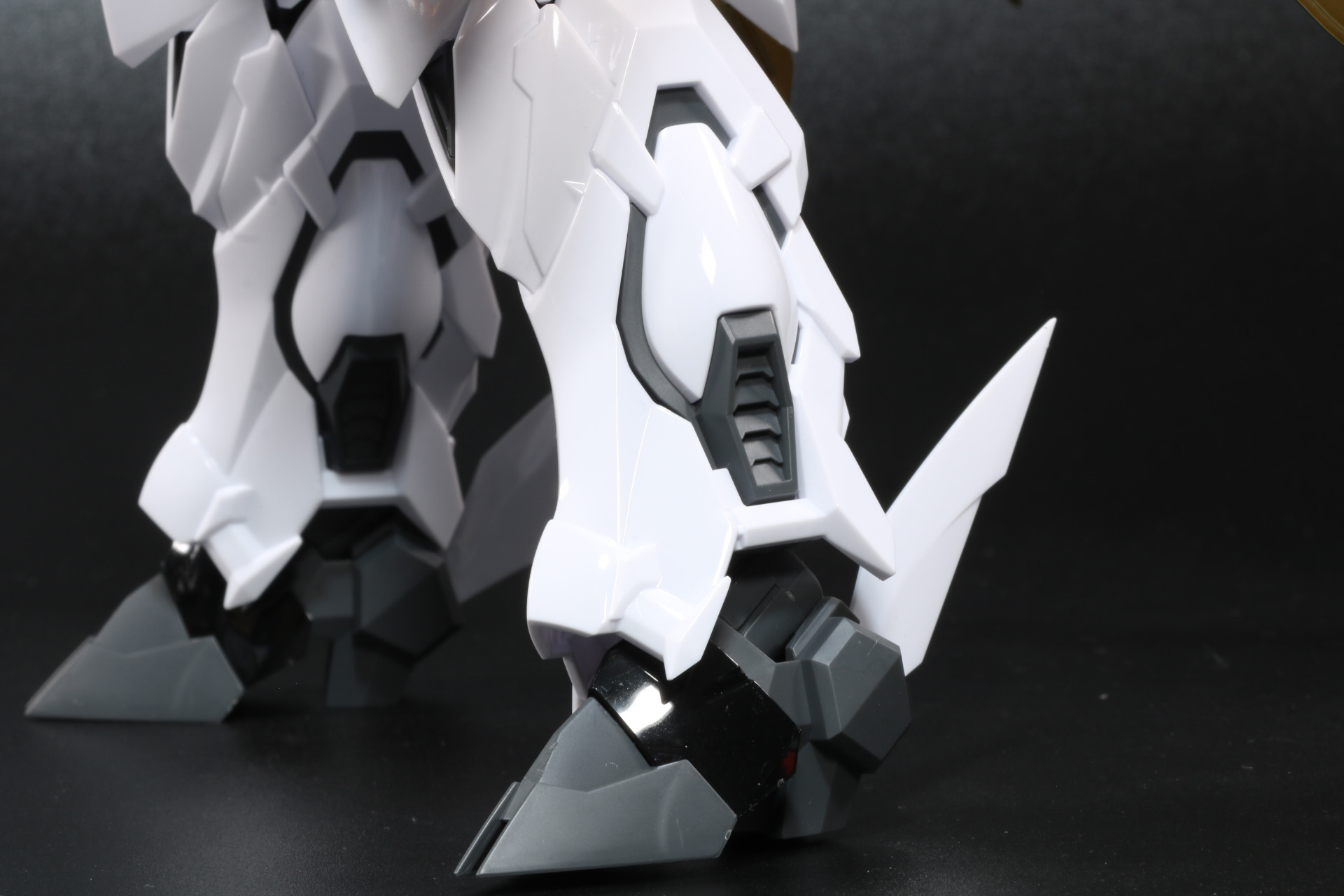 脚部にはシャッター造形などメカらしい演出もある