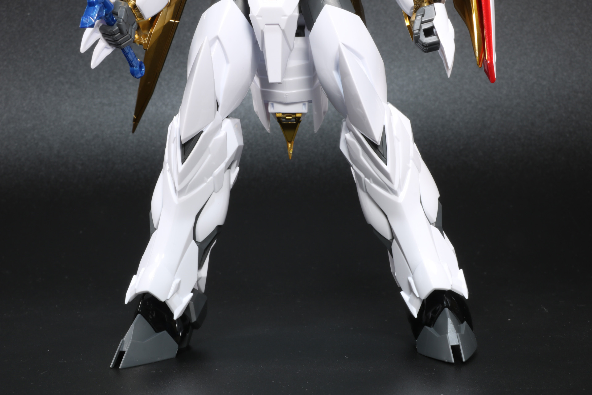 脚部の鎧は流麗なデザイン