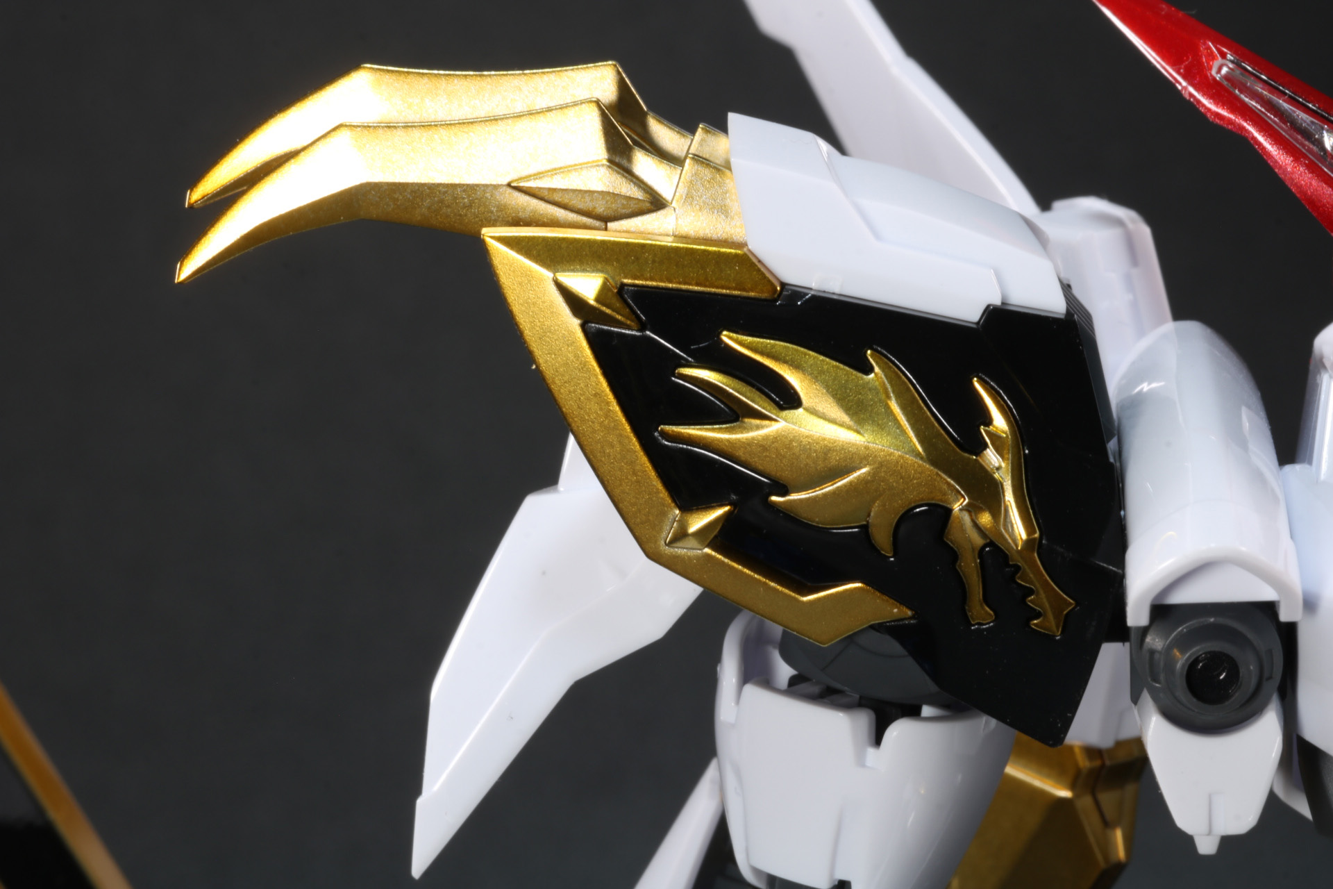 肩の龍も成形色で豪華な色合いと立体的な造形となっている