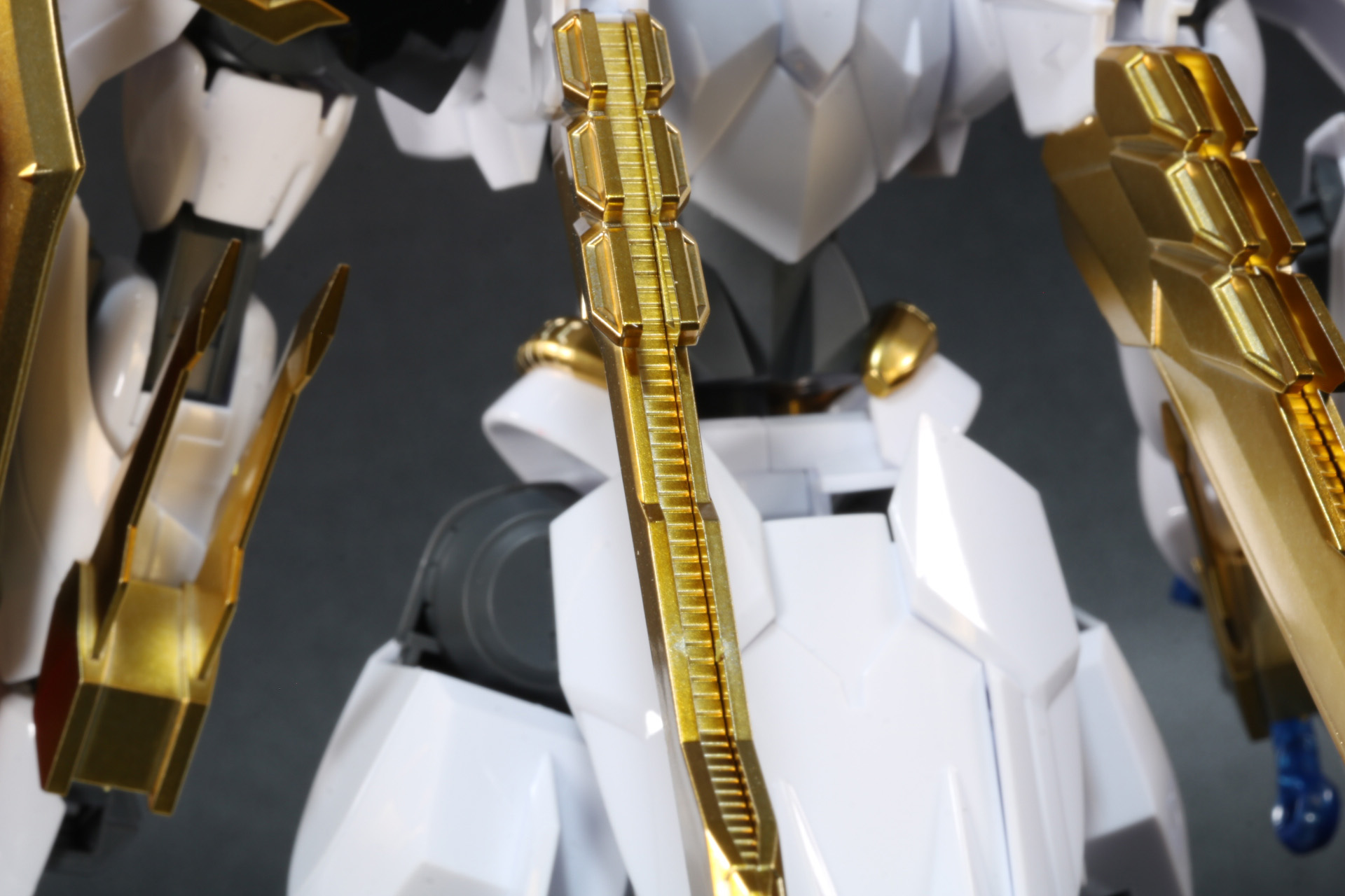 ウィングの内側にはスリット造形が施されている