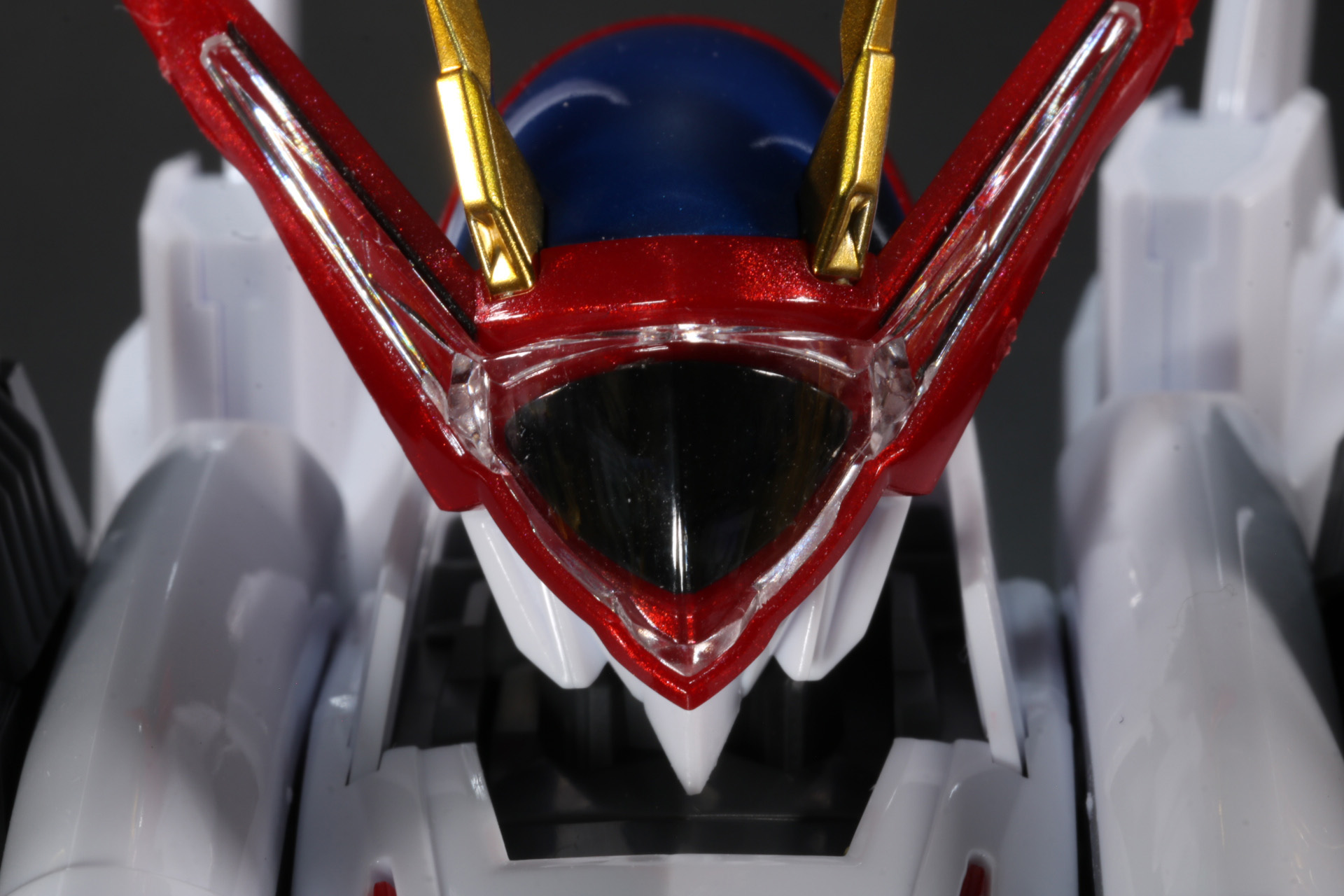 頭部の額パーツは差し替えで龍の模様が浮き上がった状態を再現できる