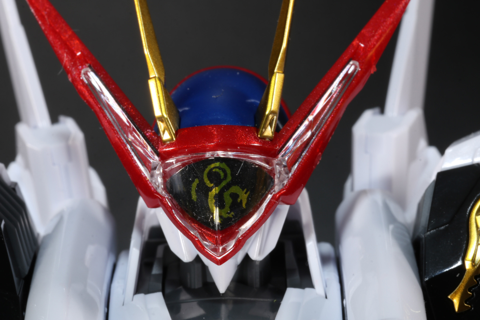 頭部の額パーツは差し替えで龍の模様が浮き上がった状態を再現できる