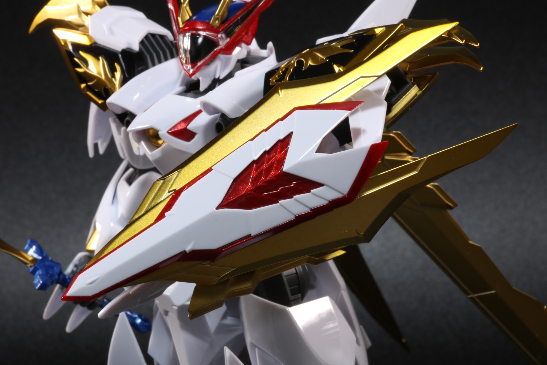 鞘盾パーツはアタッチメントを付けることで「鳳龍剣」を収めた状態も再現できる