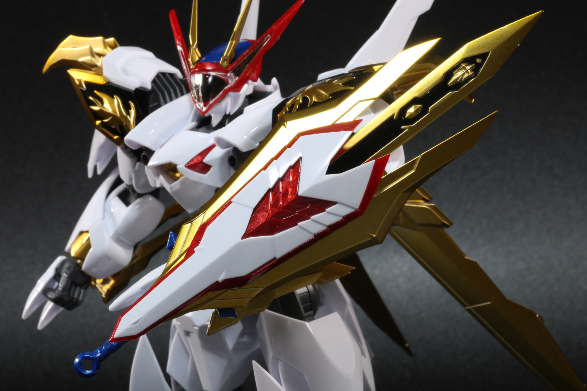 鞘盾パーツはアタッチメントを付けることで「鳳龍剣」を収めた状態も再現できる