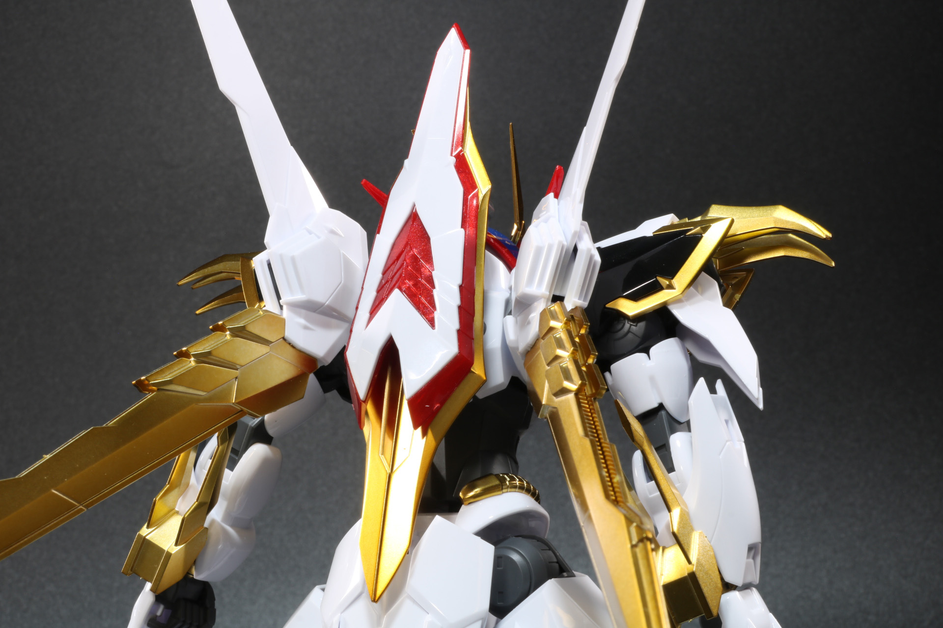 鞘盾はゴールド部分も収納し、背面にマウントすることができる