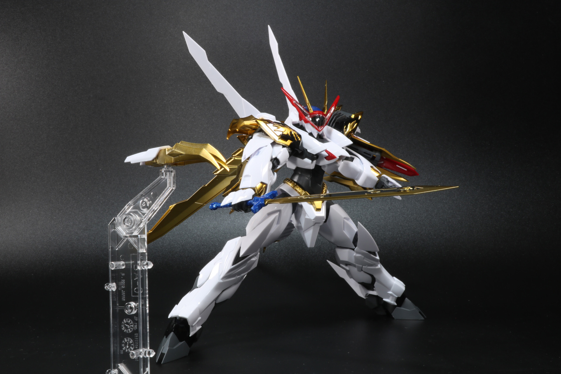 肩のパーツは着脱ができ、「龍王丸」の技「龍牙拳」を放つアクションも再現できる