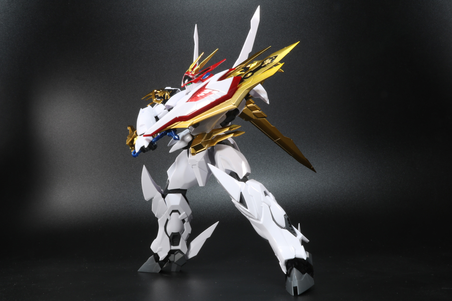 鞘盾から「鳳龍剣」を引き抜く