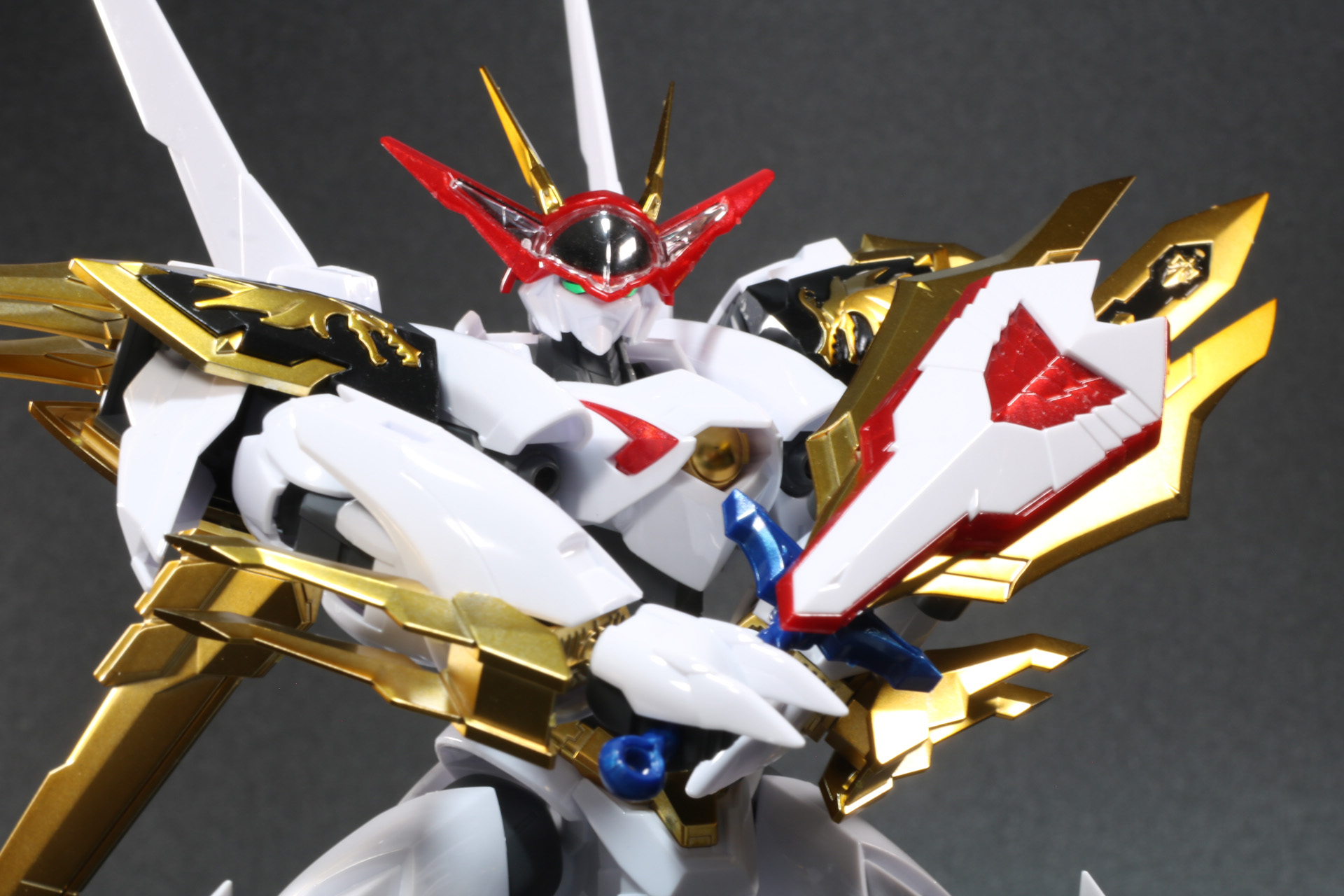 構えた姿もダイナミックに映える