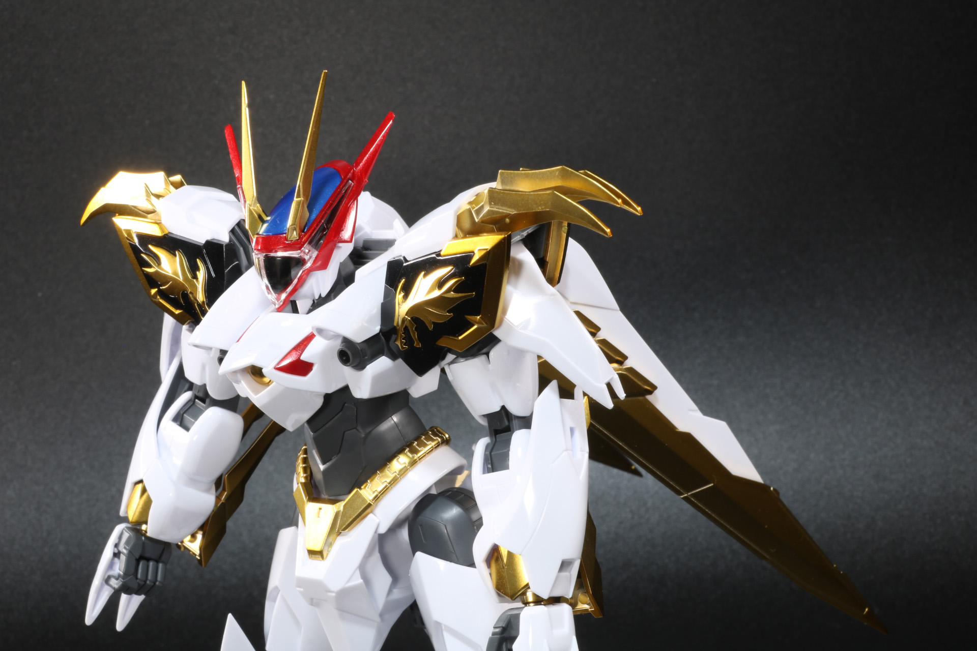 背部のウィング上部を畳み、頭部は前に倒す