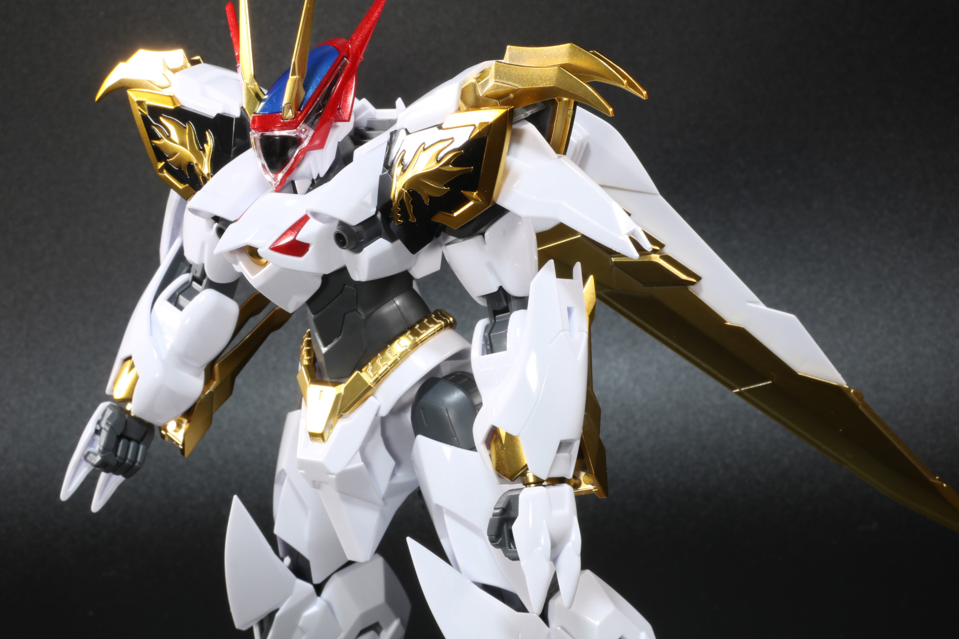 手首部分を反転させ、爪を展開