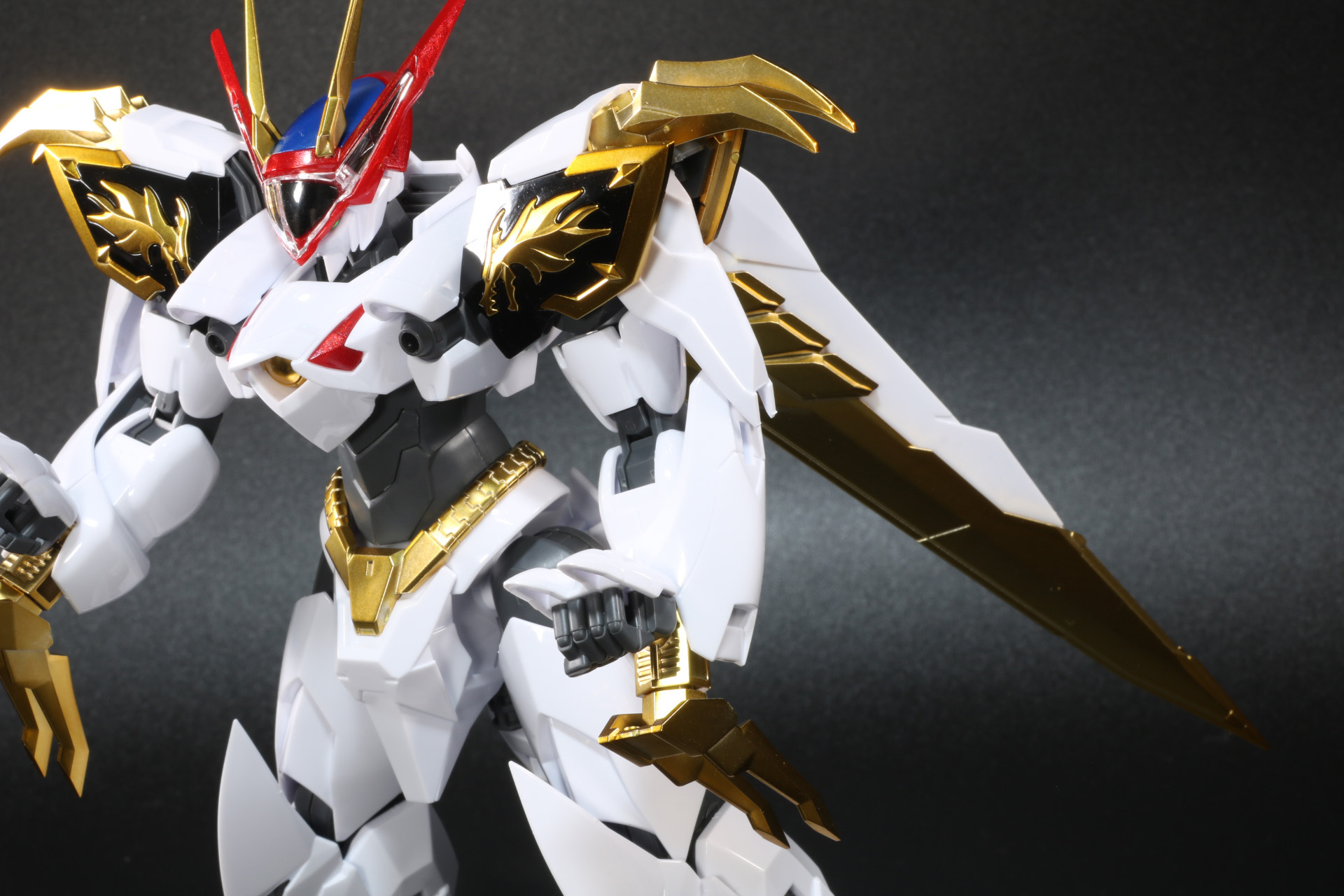 手首部分を反転させ、爪を展開