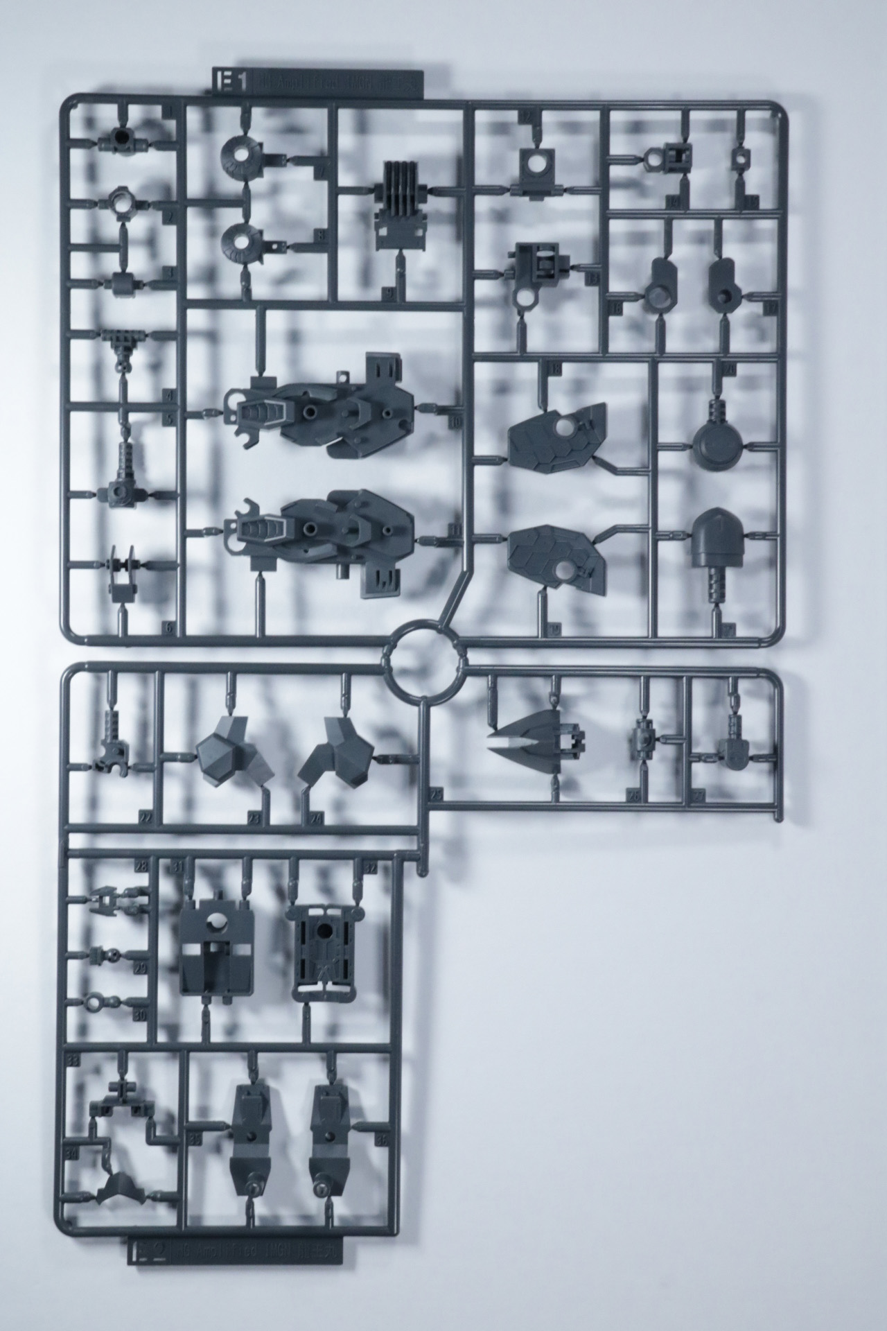 E1パーツ、E2パーツ。2種類のパーツが1枚のランナーとなっている