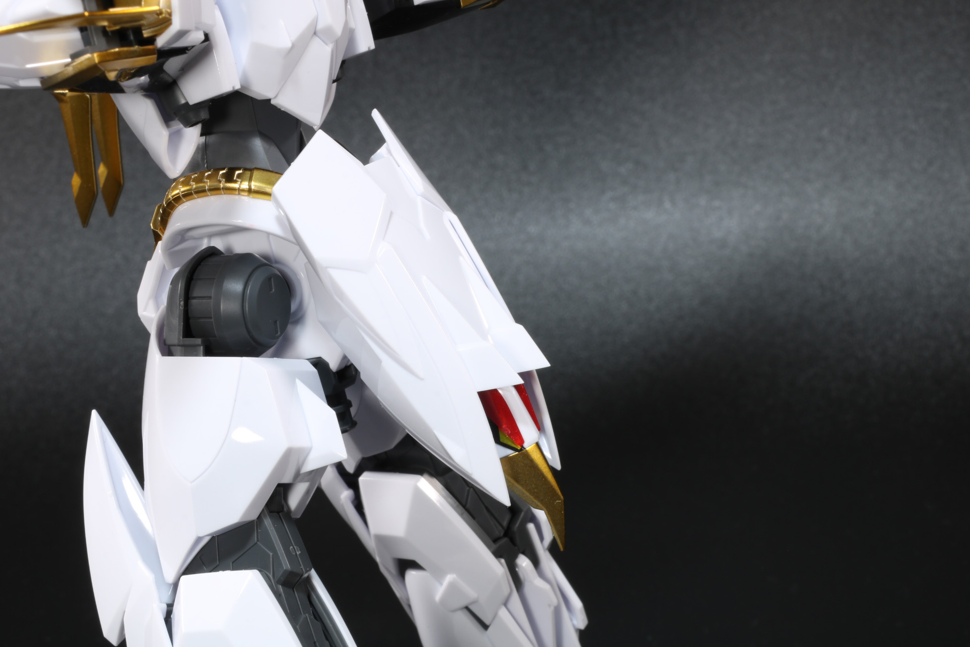 リア・アーマーから「鳳王形態」の頭部を引き出す