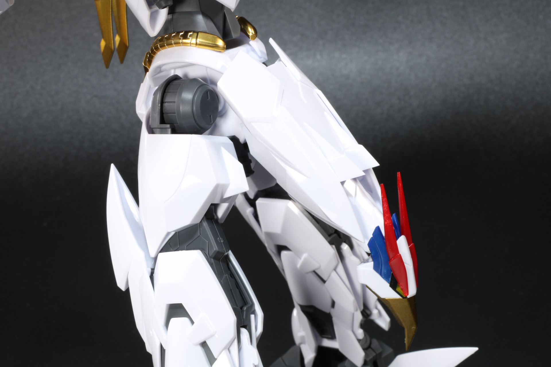 リア・アーマーから「鳳王形態」の頭部を引き出す