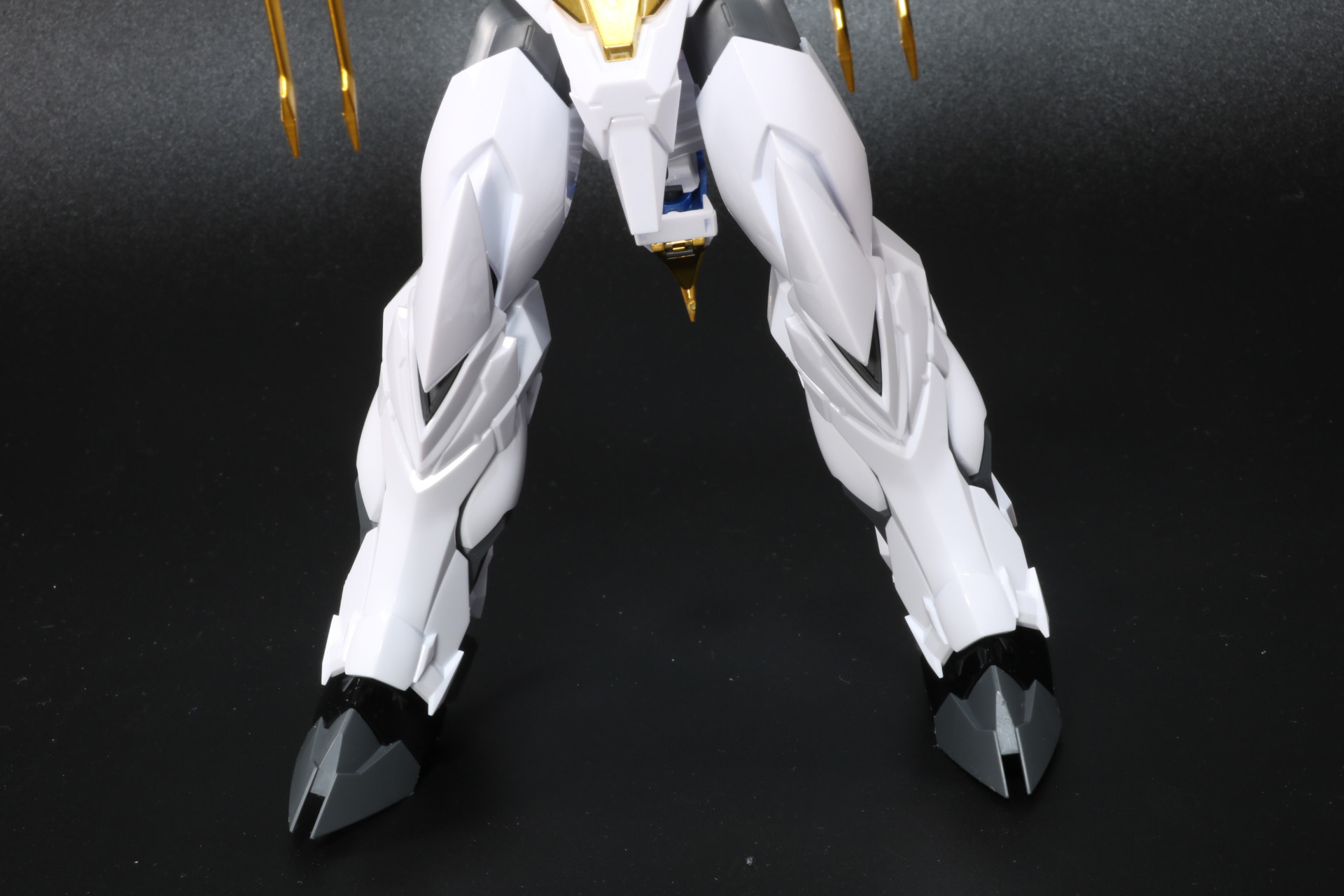 脚部を左右に開く。つま先と踵のパーツを展開