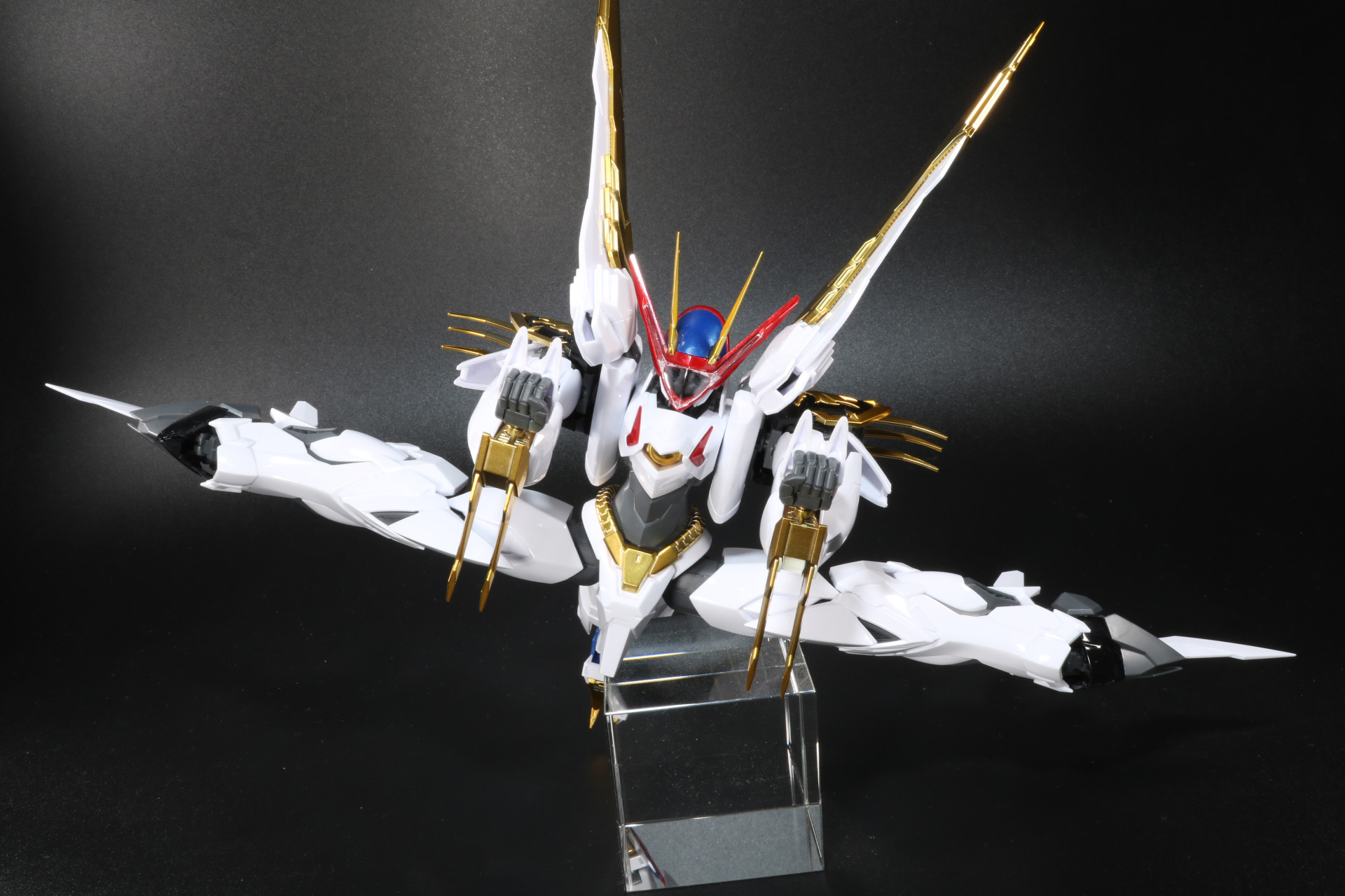 脚部を左右に開く。つま先と踵のパーツを展開