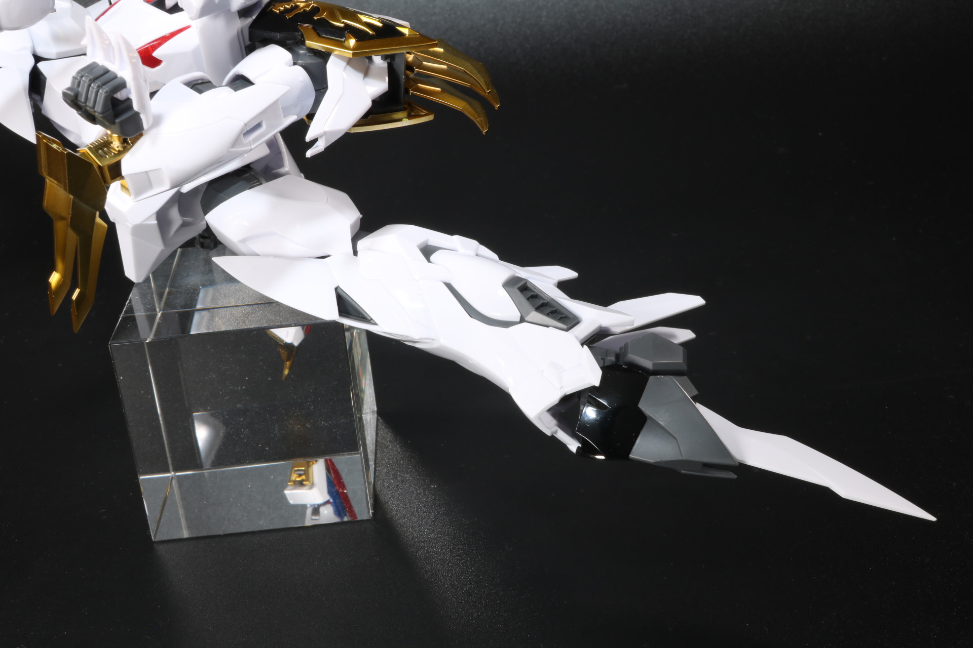 脹脛にある接続口にエフェクトパーツを差し込む