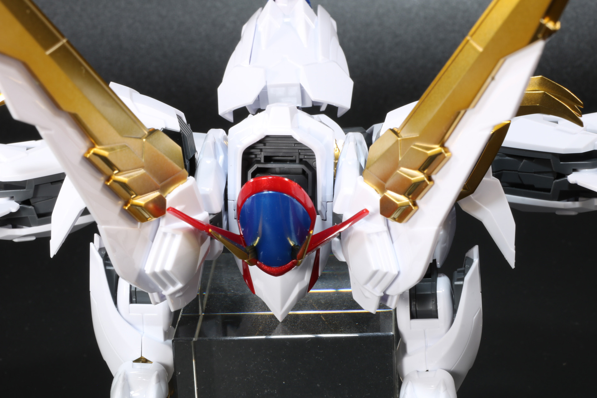 後頭部にある接続口にエフェクトパーツを差し込む