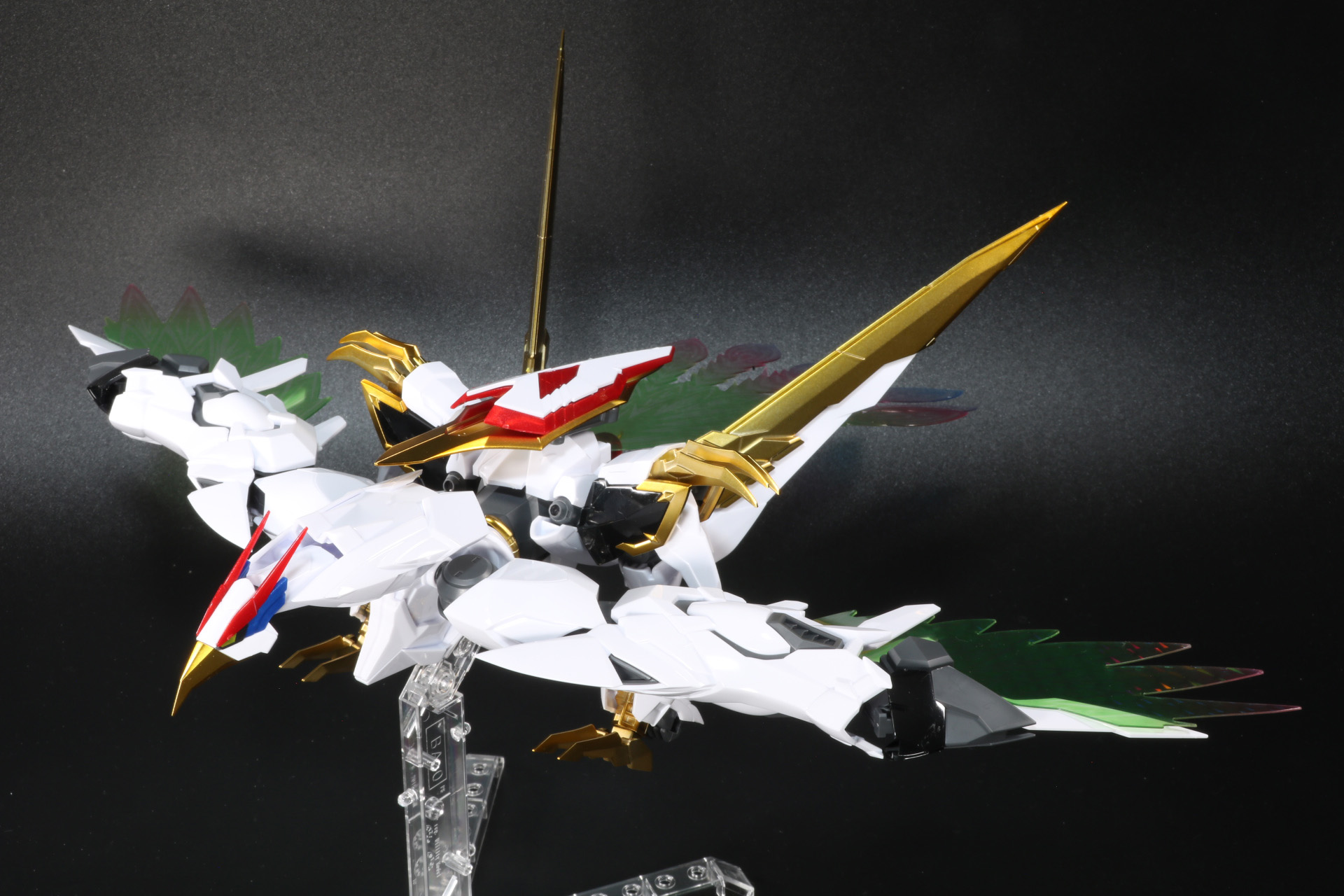 翼を広げた「鳳王形態」