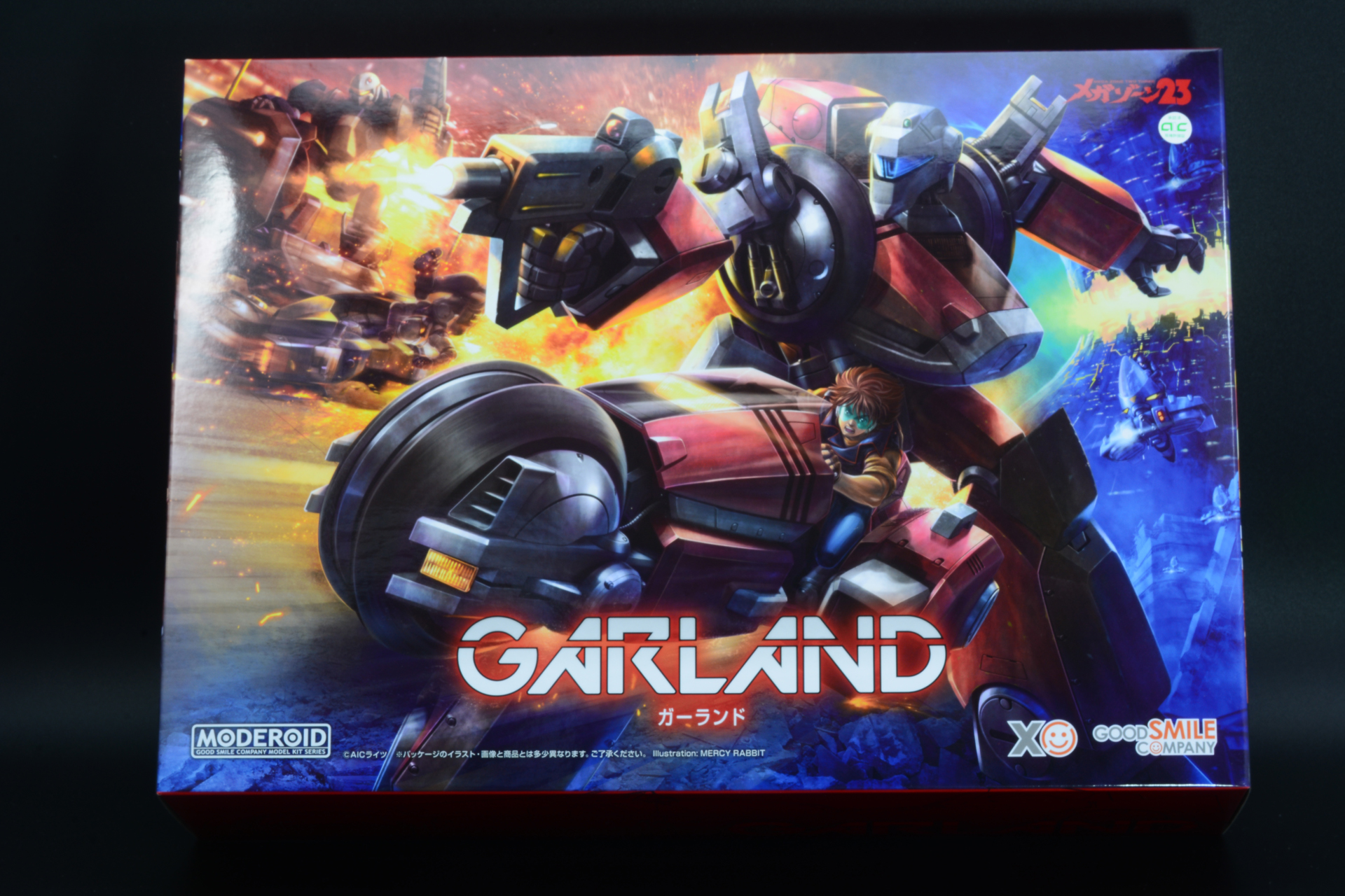 「MODEROID ガーランド」のボックスアートバイク形態「マニューバクラフト」からロボット形態「マニューバスレイブ」へと変形する