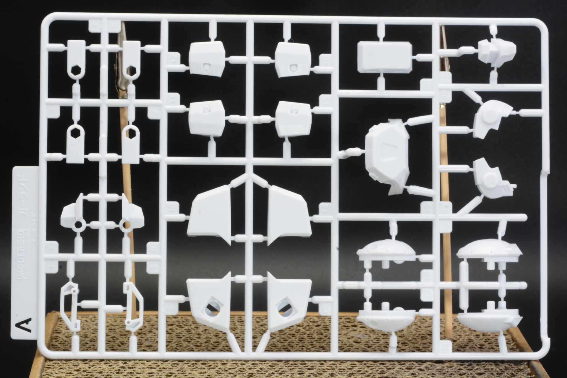 「MODEROID ガーランド」のランナーの一部。白、灰色、赤など成型色で細かく分かれているだけでなく、負荷のかかる部品はABSを使用するなど設計の巧みさを感じさせる