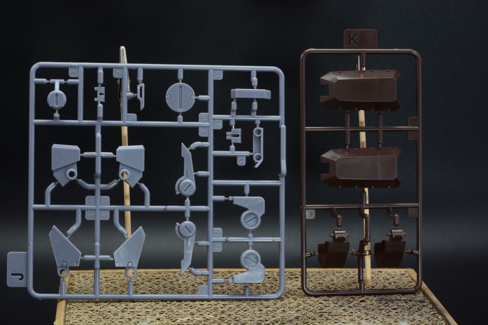 「MODEROID ガーランド」のランナーの一部。白、灰色、赤など成型色で細かく分かれているだけでなく、負荷のかかる部品はABSを使用するなど設計の巧みさを感じさせる