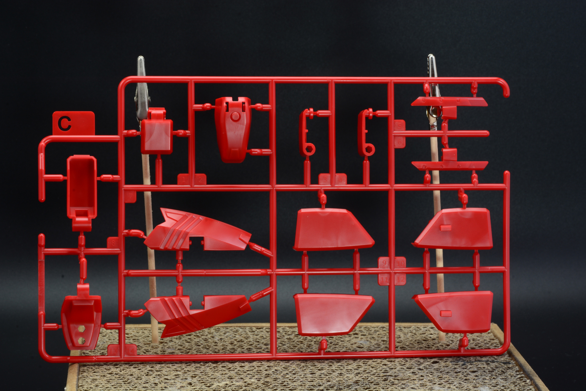 「MODEROID ガーランド」のランナーの一部。白、灰色、赤など成型色で細かく分かれているだけでなく、負荷のかかる部品はABSを使用するなど設計の巧みさを感じさせる